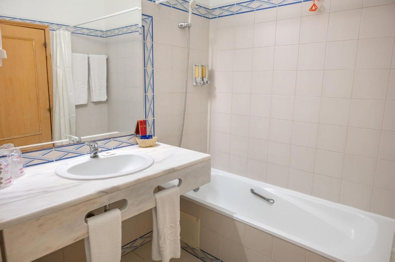 One-Bedroom Junior Standard (4 Adults),1011789316:JPEG