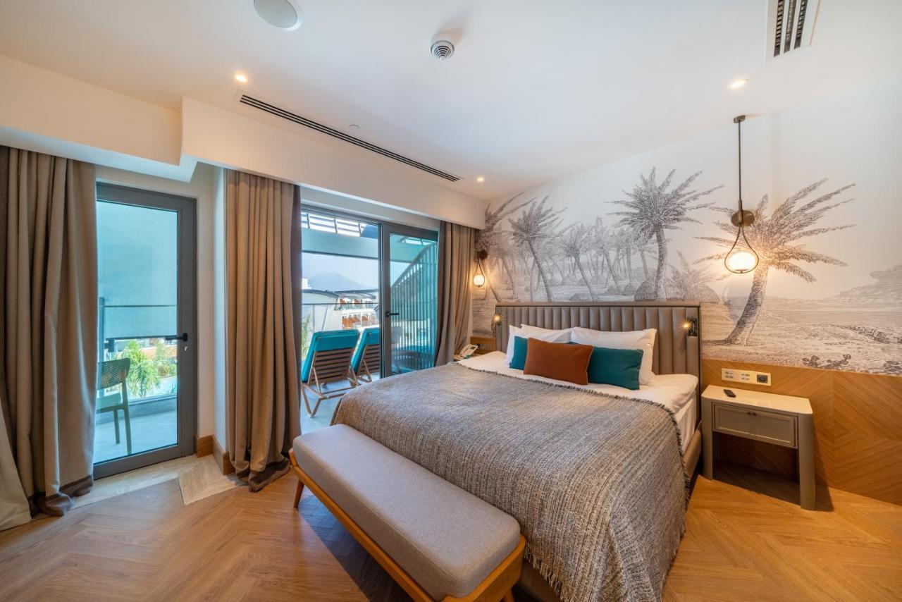 Großes Zimmer mit direktem Zugang zum Pool
