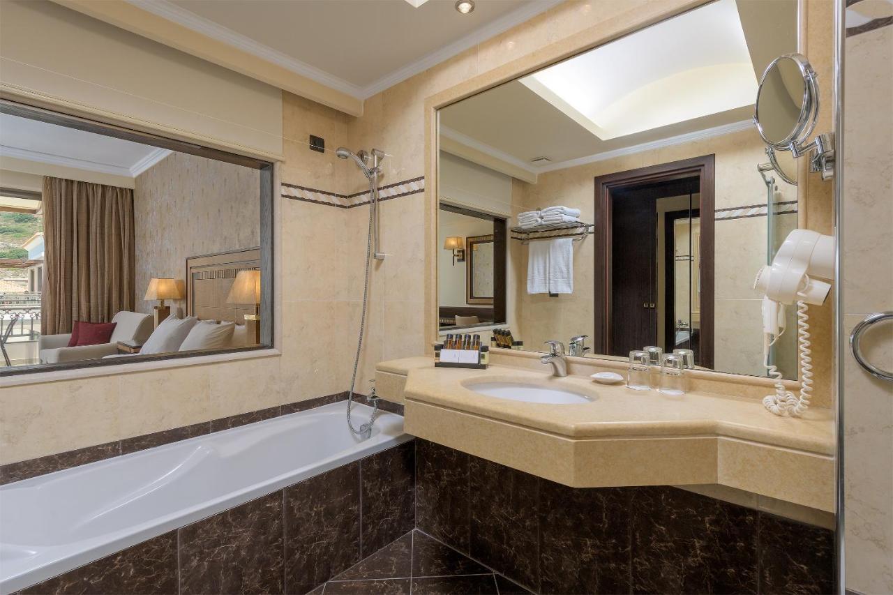 Luxuriöse Suite mit direktem Zugang zum Pool