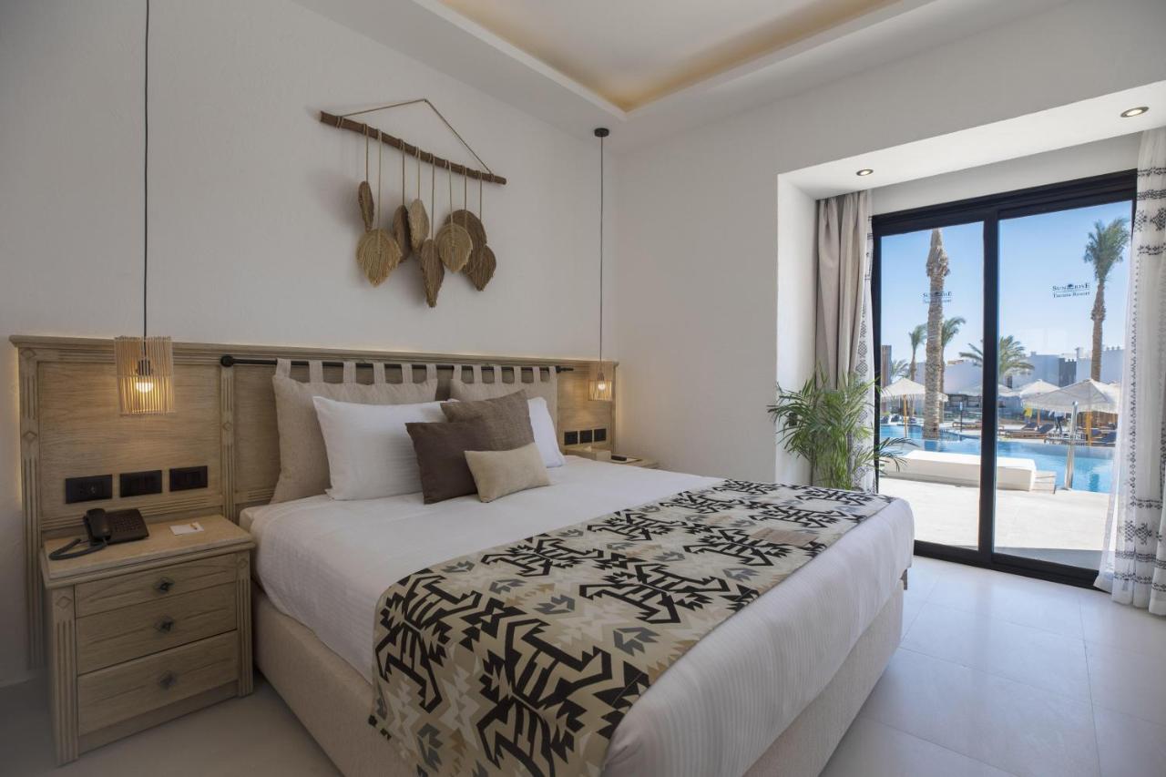 Junior Suite mit direktem Poolzugang – Posh Club