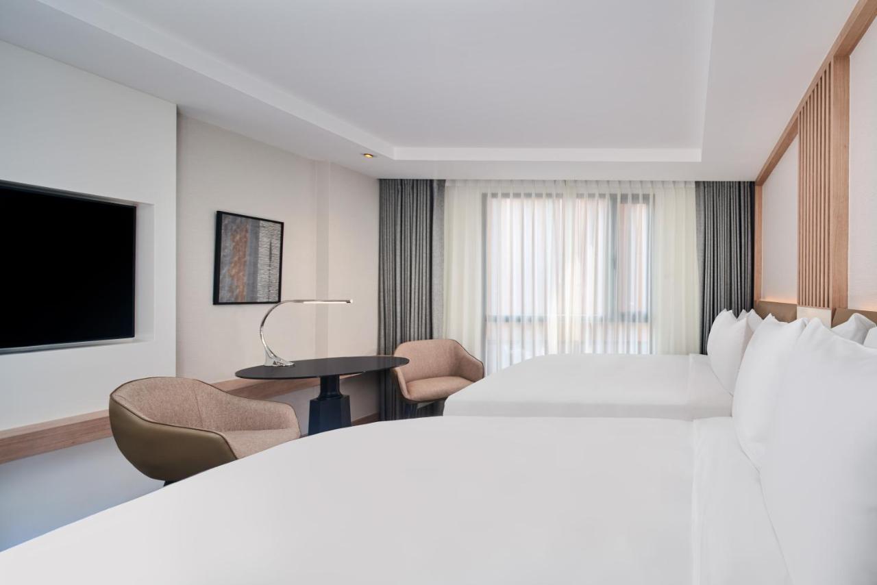 Premier Doppelzimmer mit zwei Doppelbetten und Stadtblick - Obergeschoss