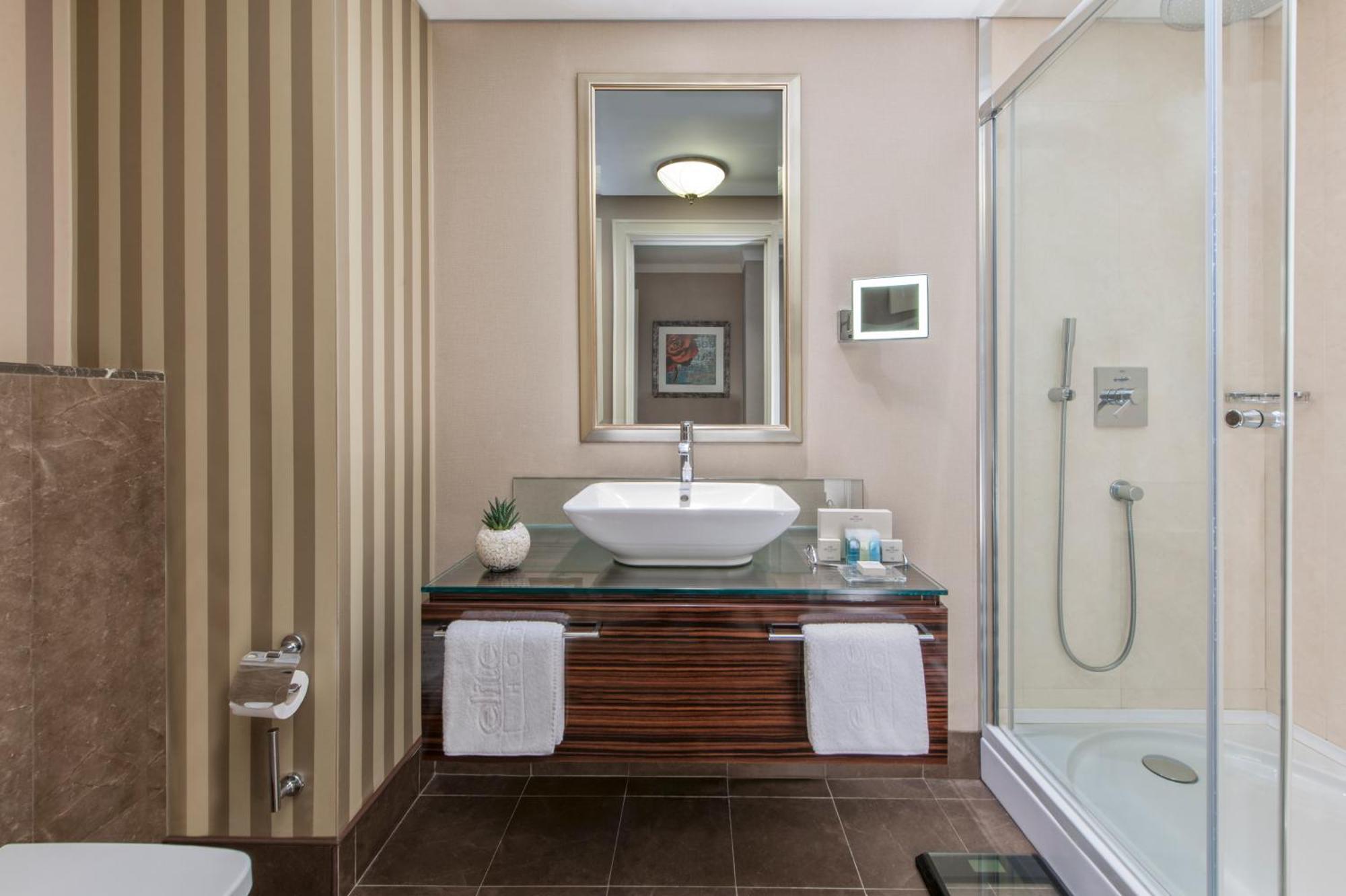 Corner Room with Queen Size Bed,1209743959:JPEG