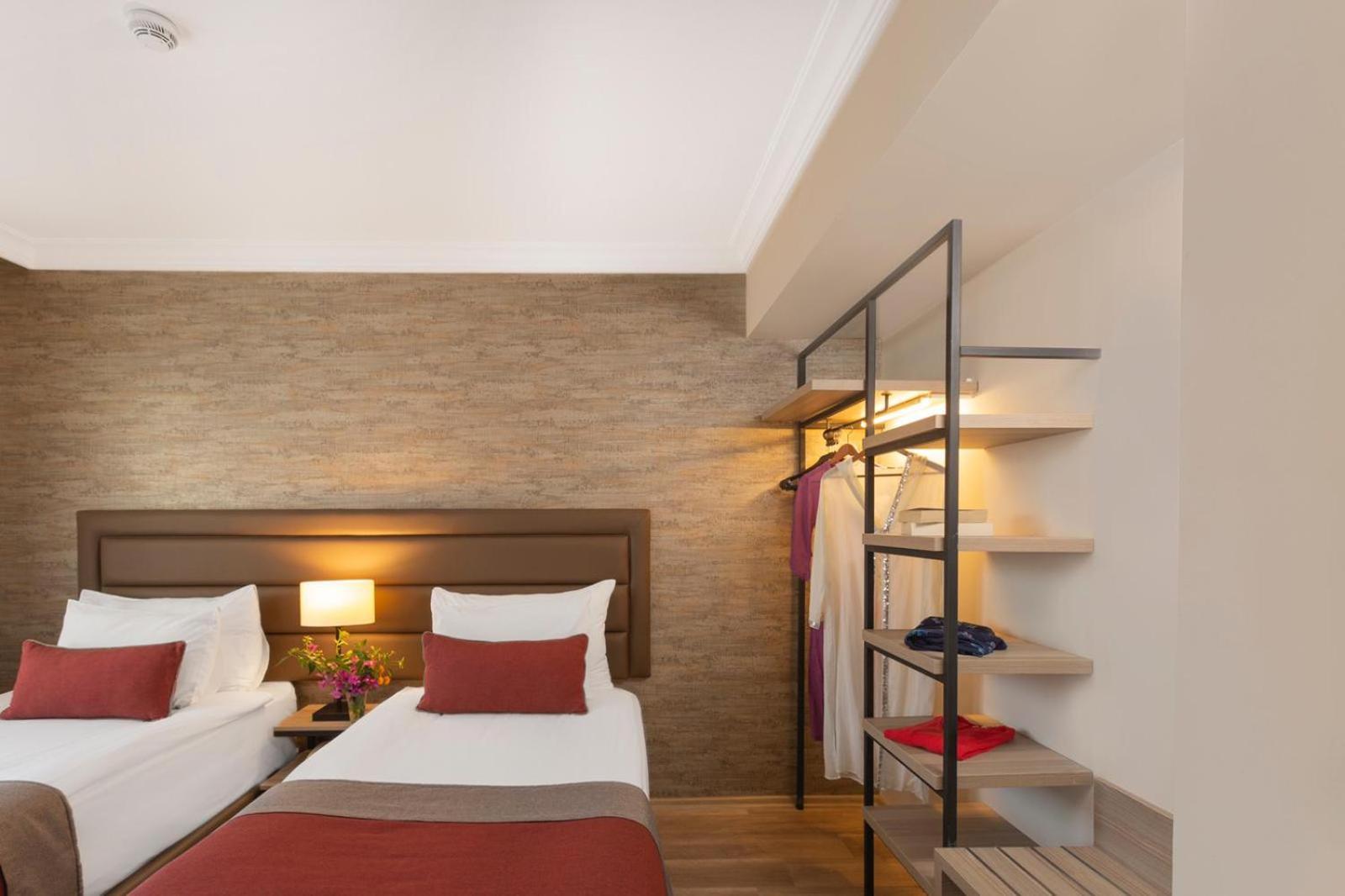 Junior Suite with Pool View,1209991870:JPEG