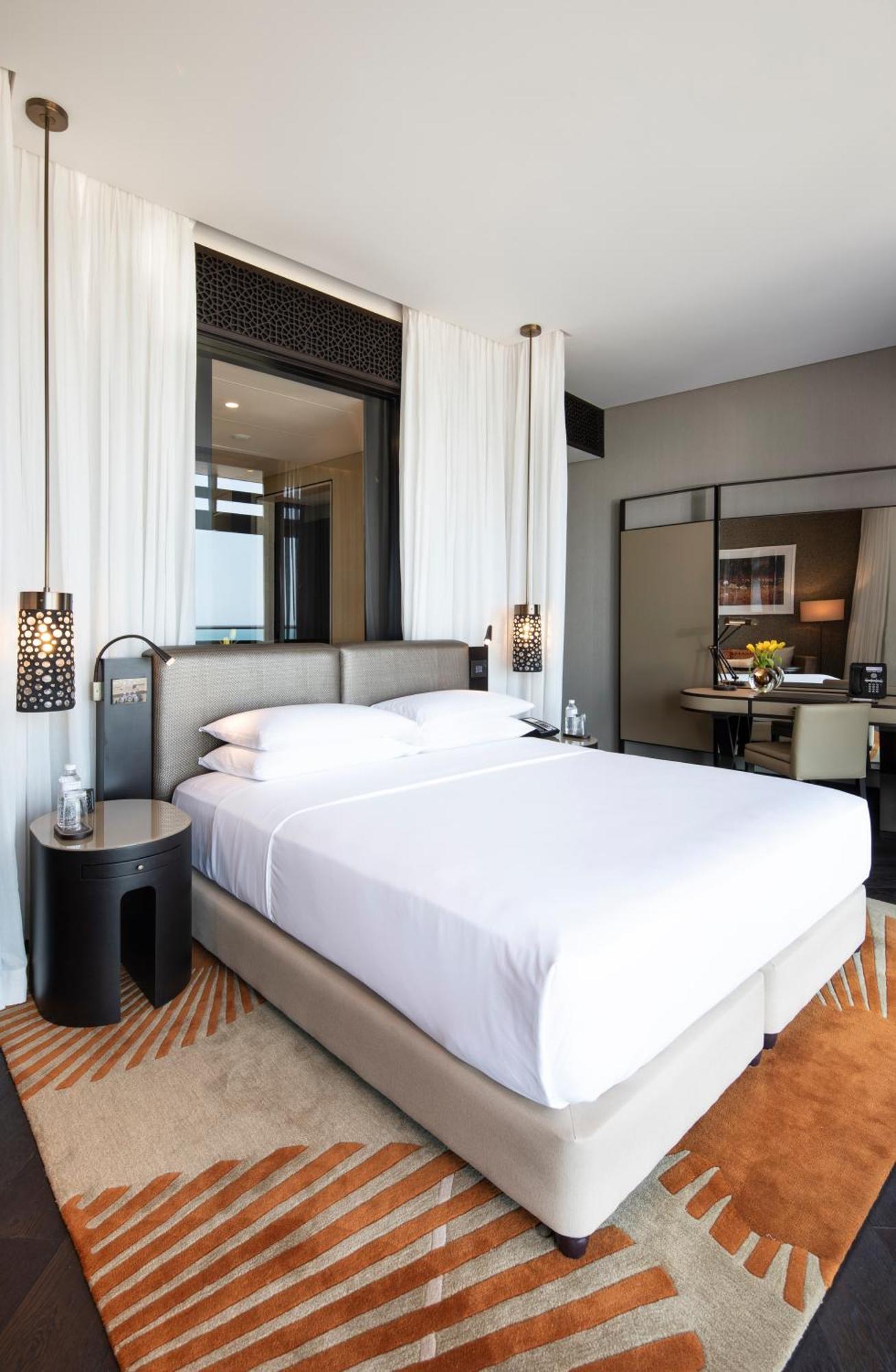 Zimmer mit Kingsize-Bett und Balkon