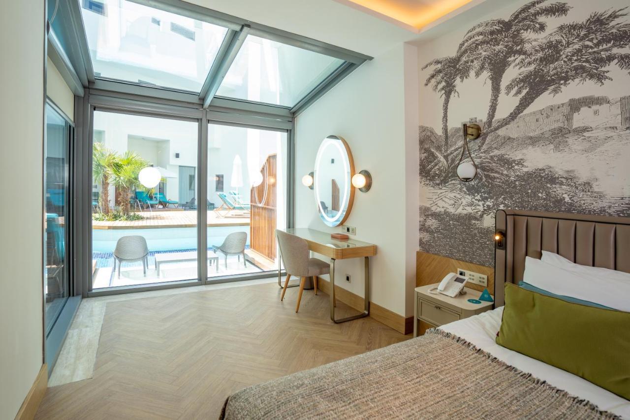 Family Room with Terrace and Pool Access,1234810625:JPEG