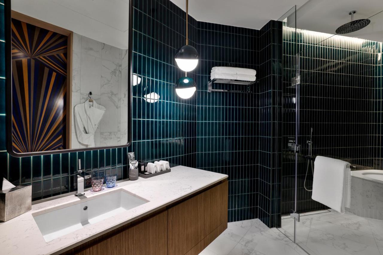 Deluxe King Room with Harbor View and Balcony,1244119375:JPEG