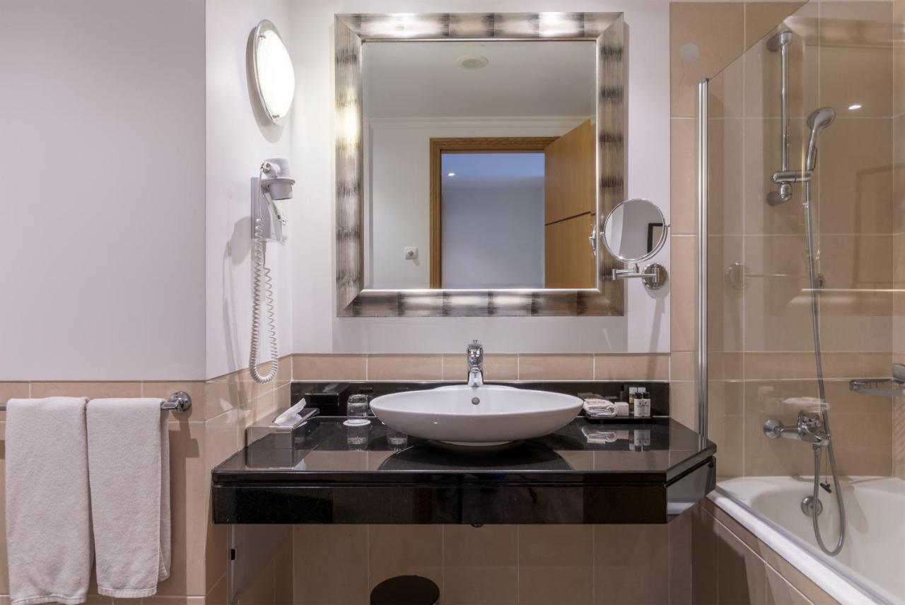 Family Room (2 Adults + 2 Children),1433060368:JPEG