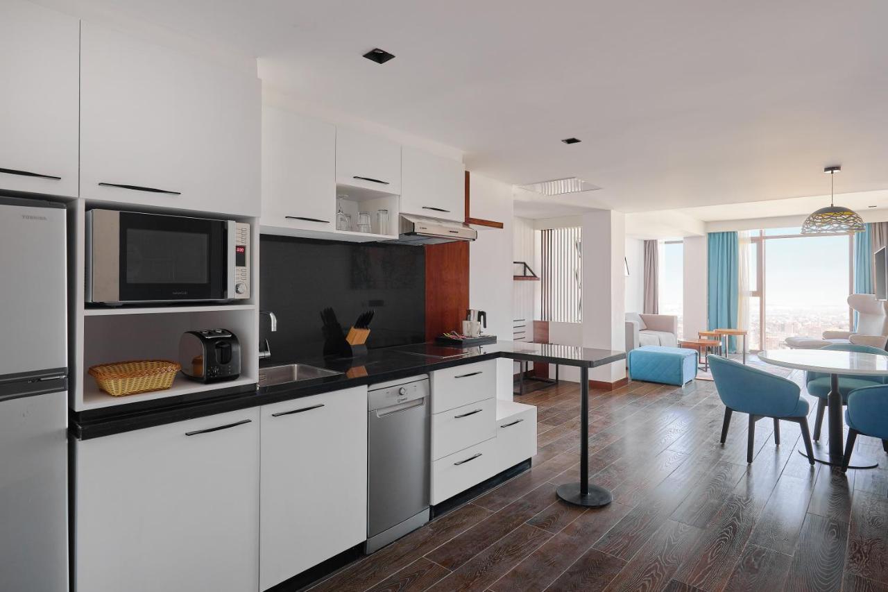 One-Bedroom Suite with City View,1259475910:JPEG