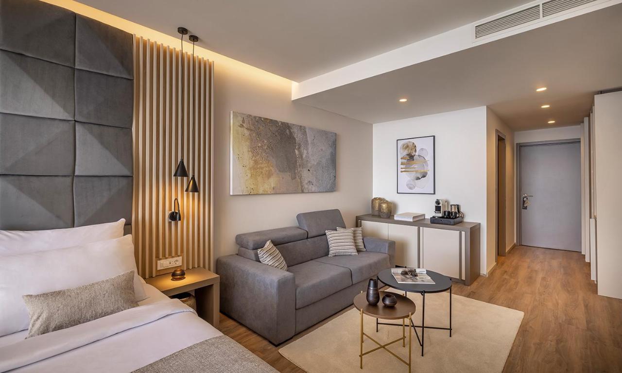 Deluxe Room with balcony and Partial Sea View,1503648403:JPEG