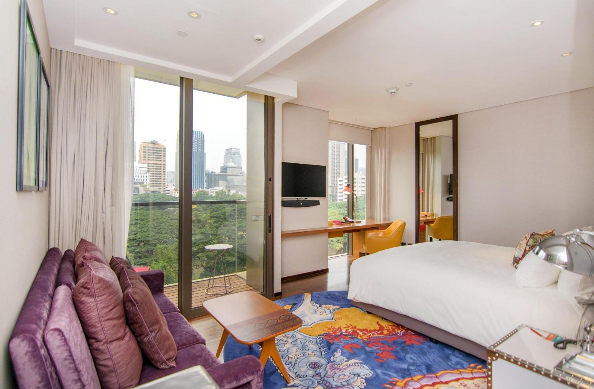 Standard Zimmer mit Kingsize-Bett, Balkon und Blick auf den Sonnenuntergang und Garten