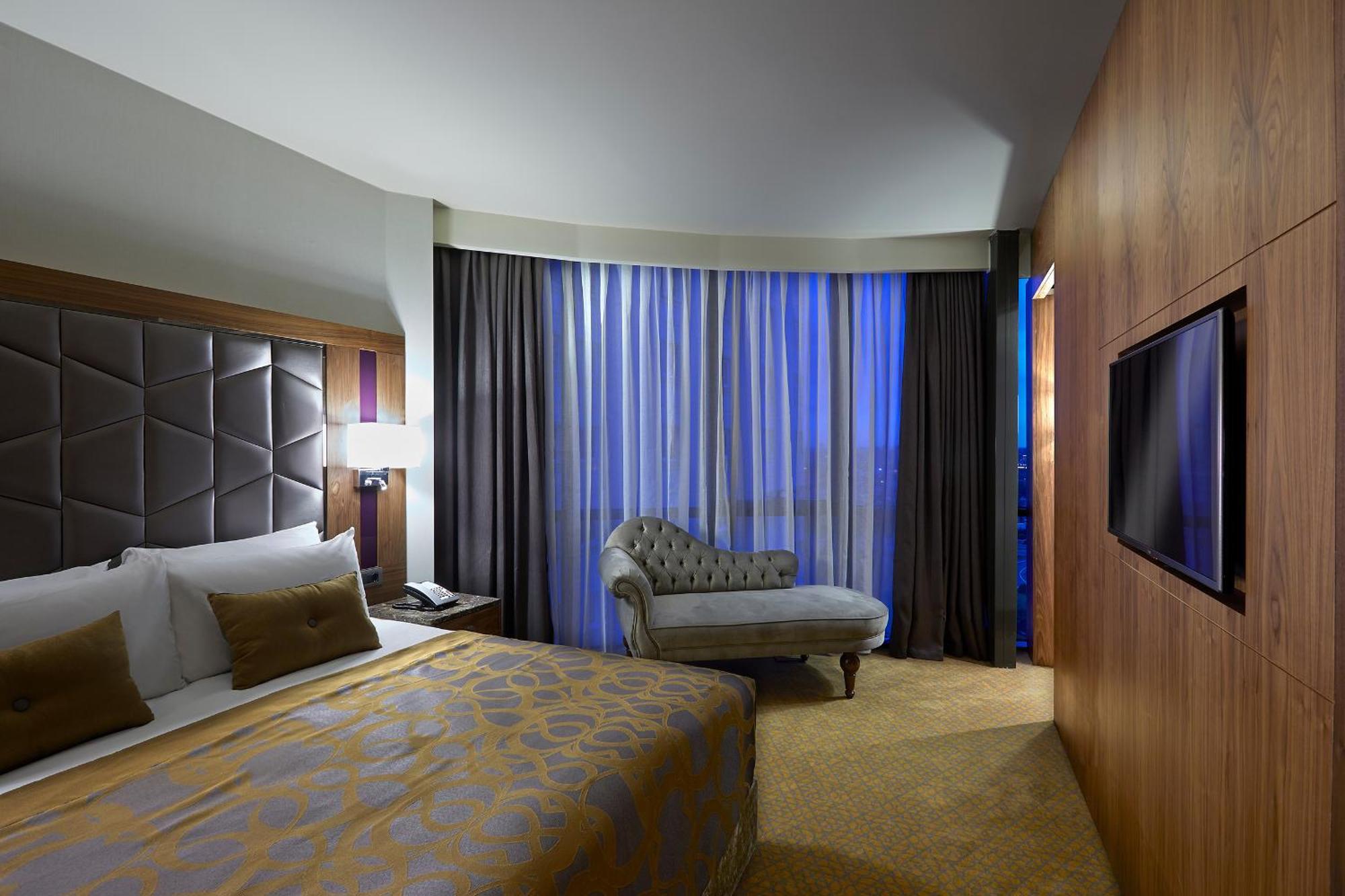 Executive Suite,1037633260:JPEG