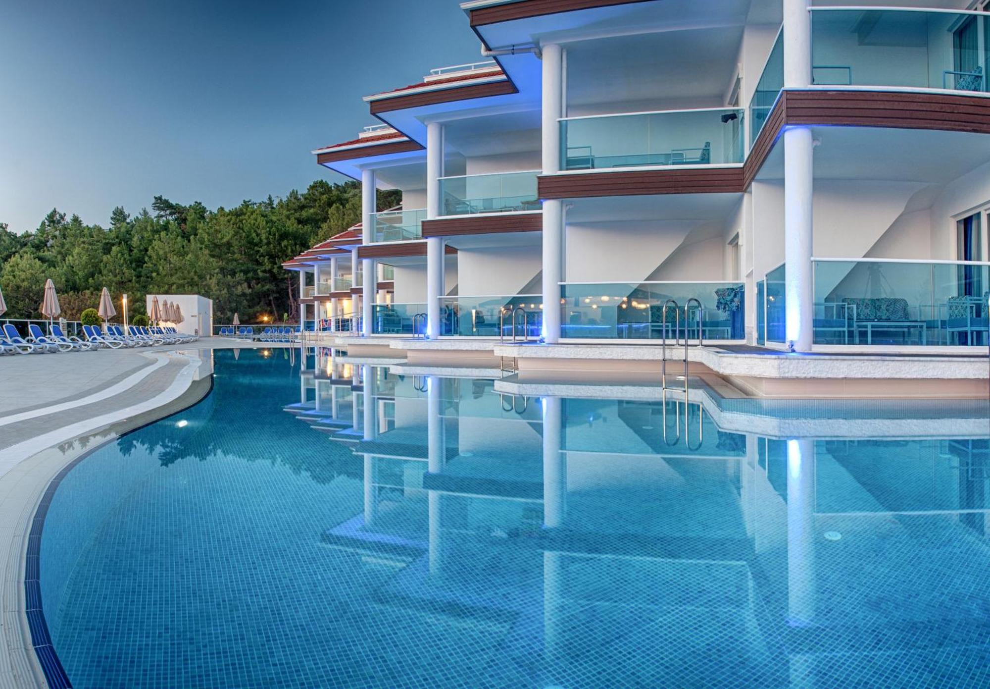 Room with Pool Access,1088830321:JPEG