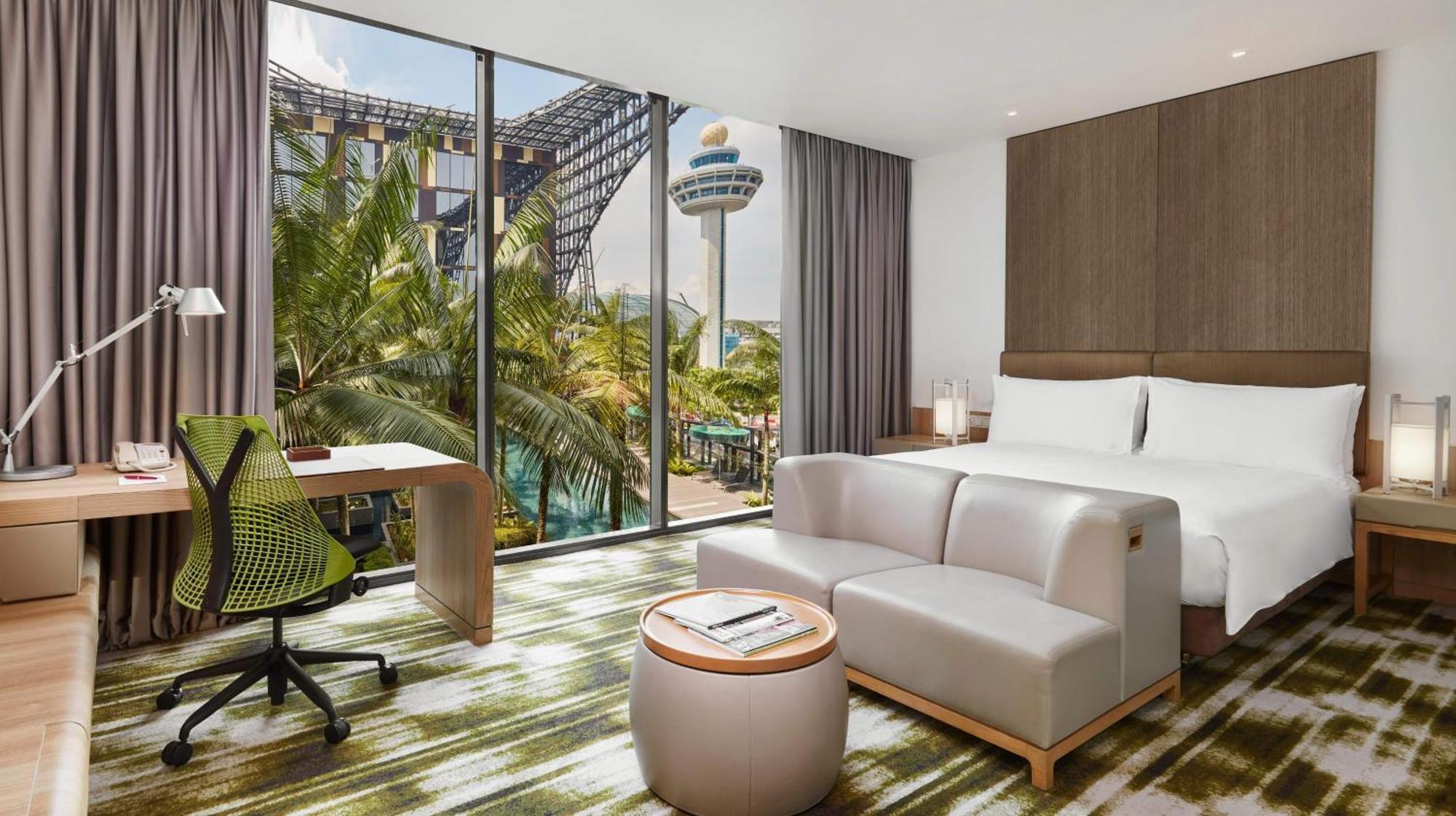 Standardzimmer mit Kingsize-Bett und Poolblick – obere Etage