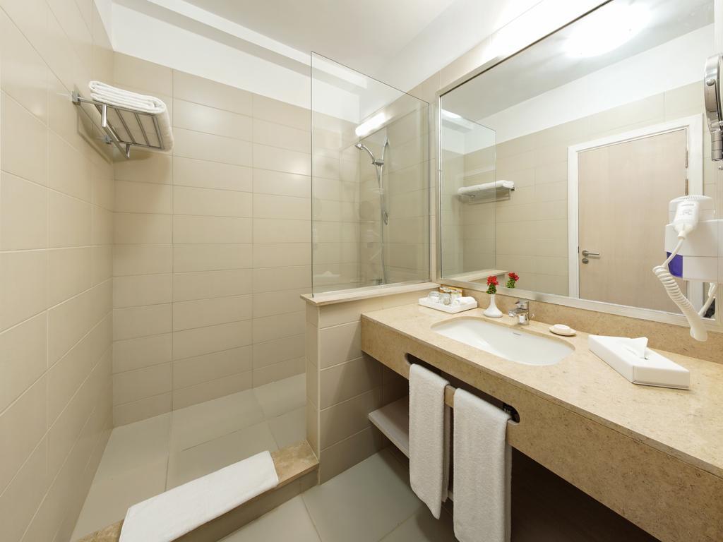 Familienzimmer mit Queensize-Bett oder 2 Einzelbetten und Poolblick