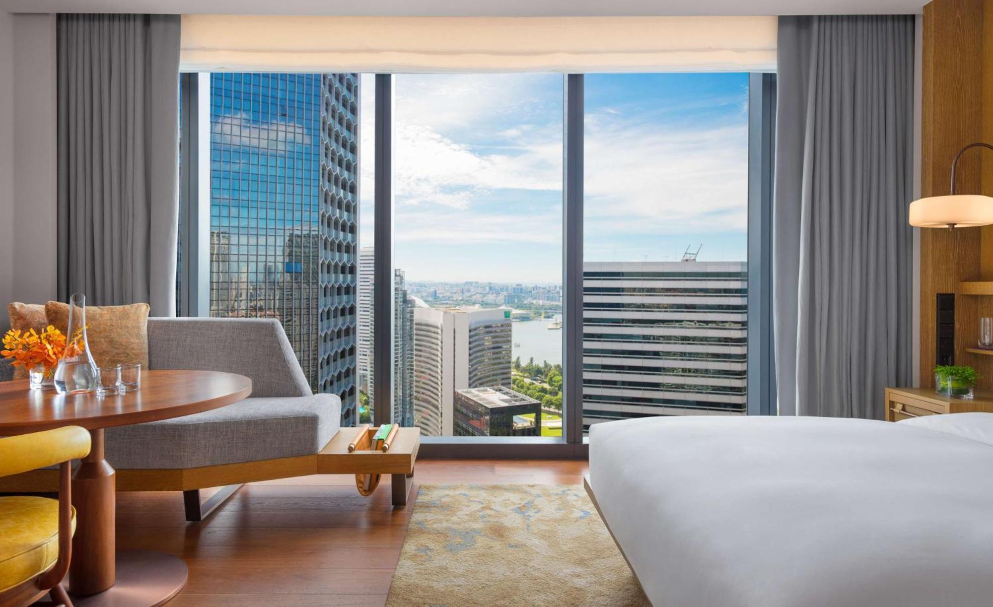 Zimmer mit Kingsize-Bett und Stadtblick