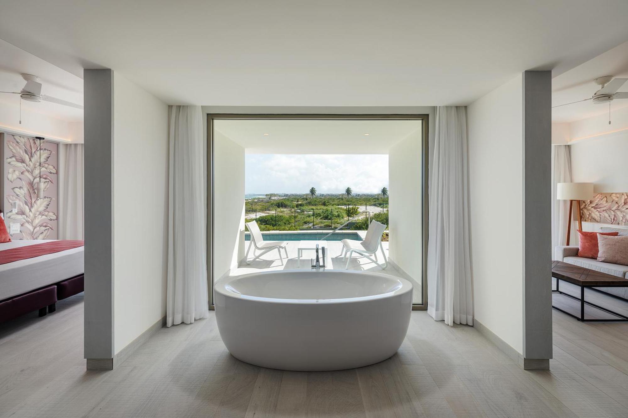 Privileged Romance Deluxe & Swim Up,1287246292:JPEG