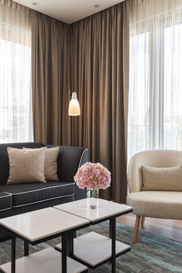 Deluxe Suite mit Queensize-Bett und Blick auf die Brücke