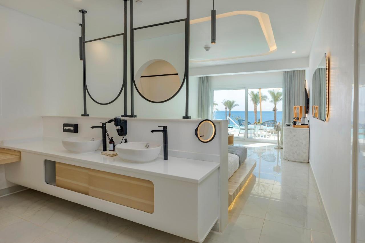 Junior Suite mit direktem Poolzugang – Posh Club