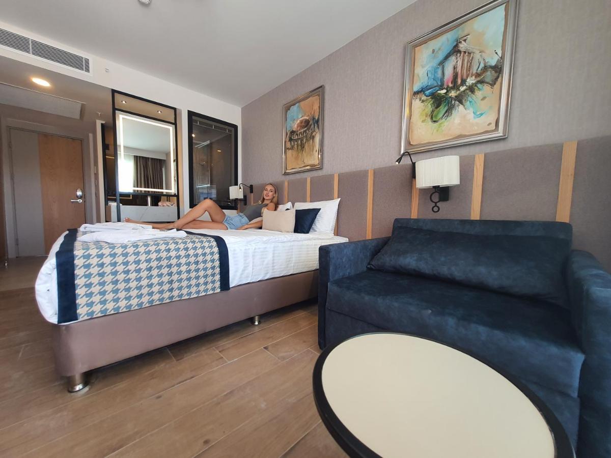 Zimmer mit Kingsize-Bett und Whirlpool