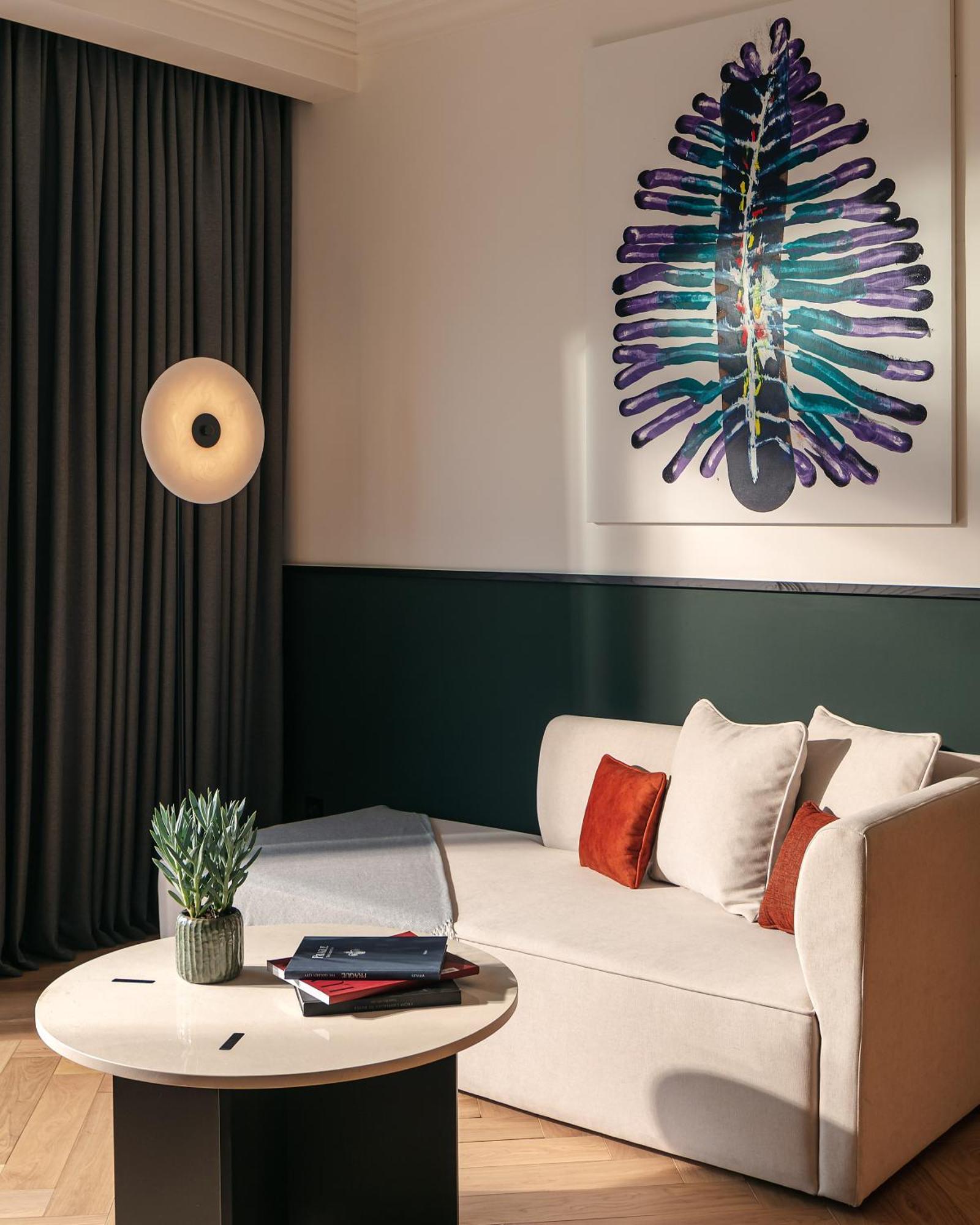 Executive Suite,1403706377:JPEG