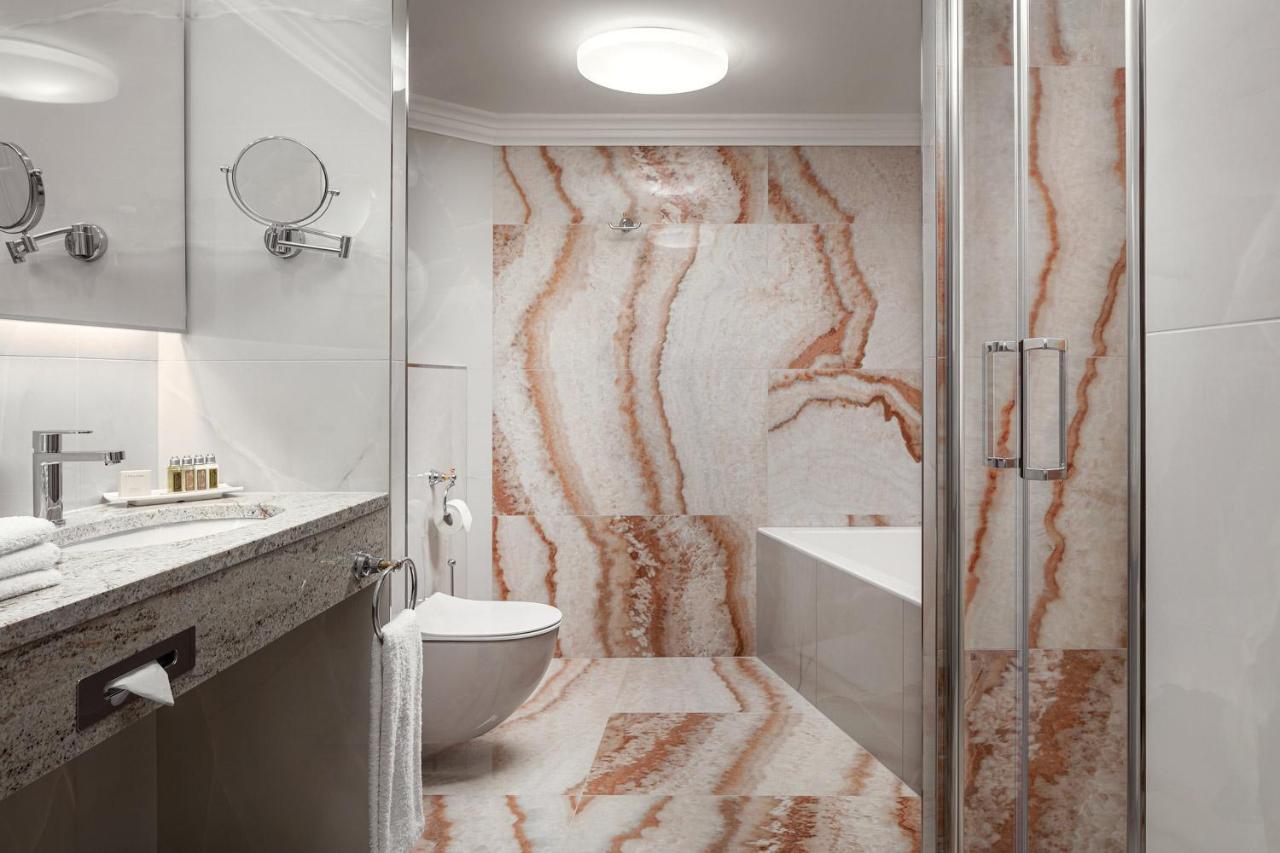 Suite,1535185918:JPEG