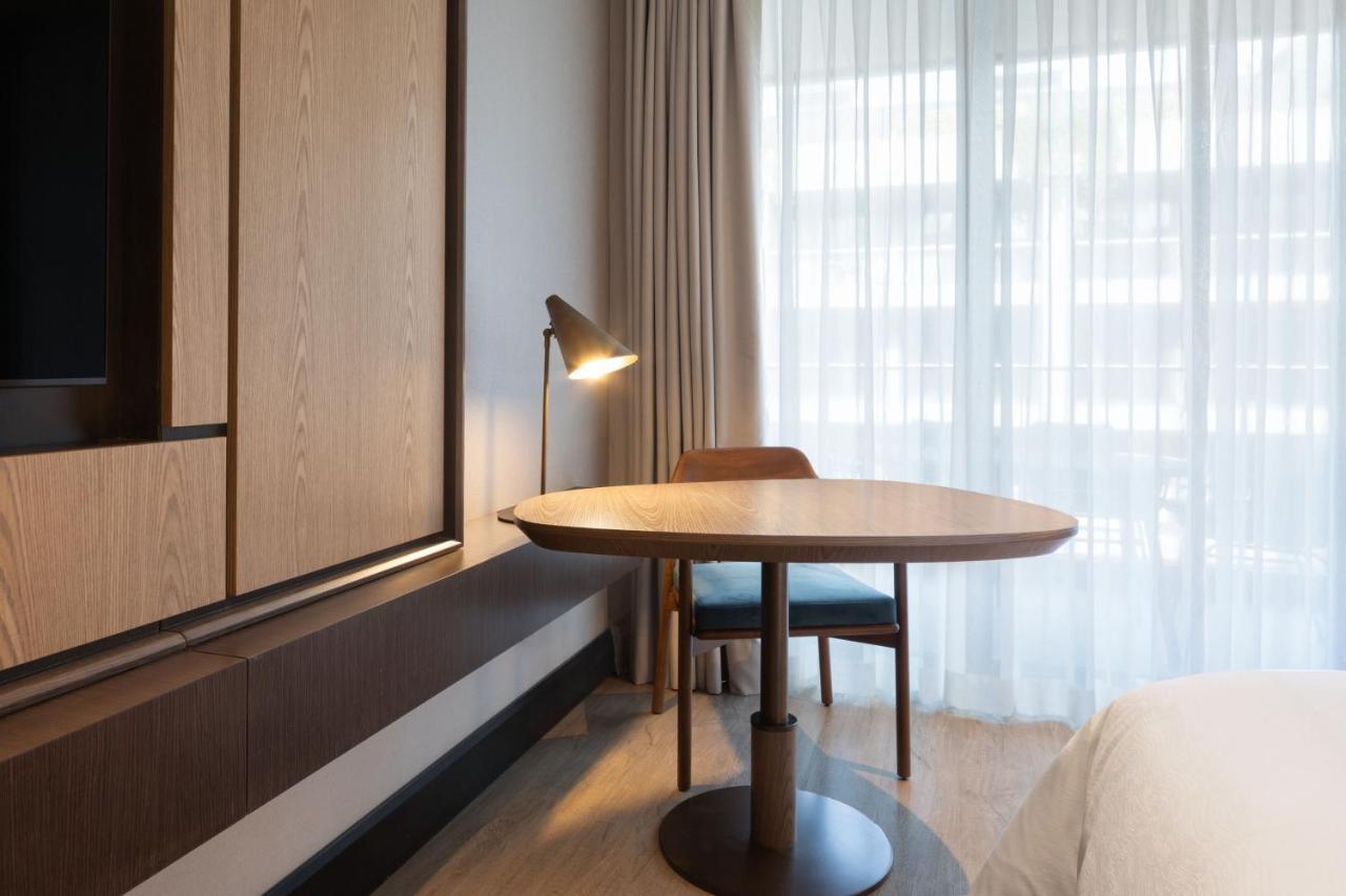 Deluxe Zimmer mit 1 Kingsize-Bett, Blick auf den Innenhof und Terrasse