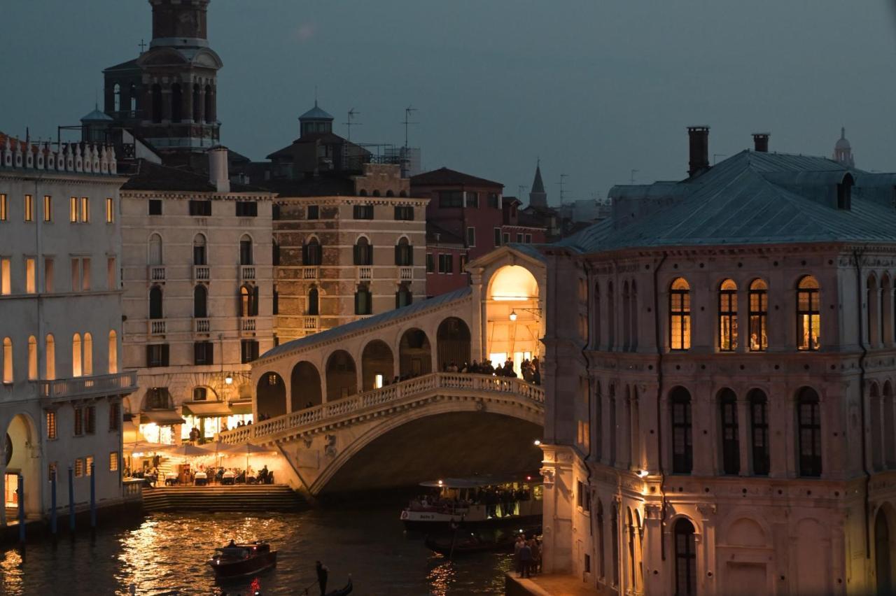 Zimmer mit Kingsize-Bett, Terrasse, Blick auf den Canal Grande und die Rialtobrücke
