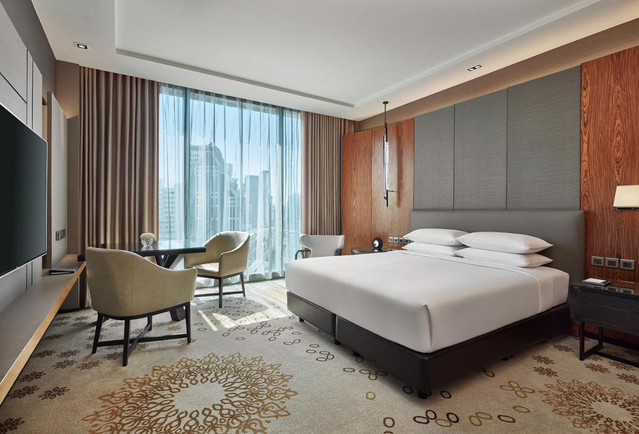 Zimmer mit Kingsize-Bett und Stadtblick