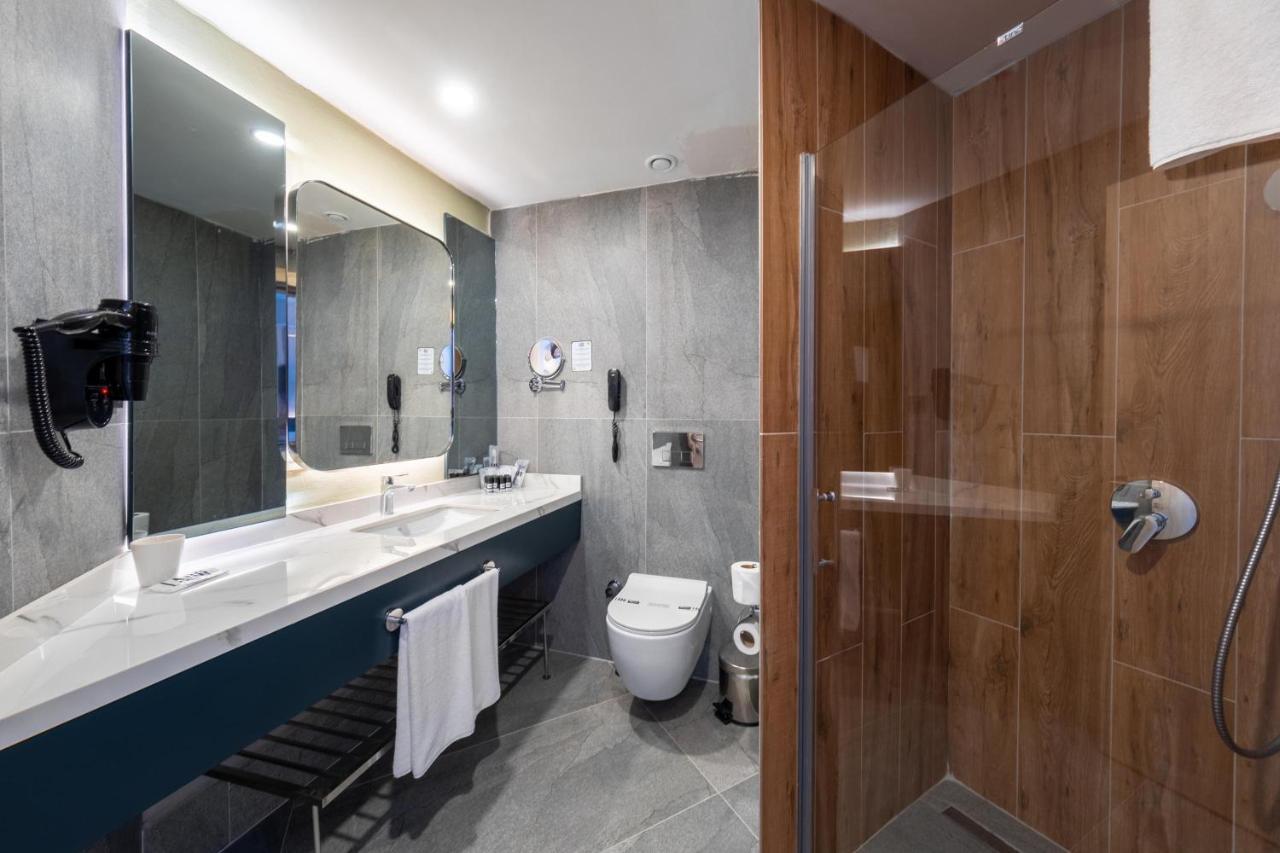 Swim-up Room with Land View,1421628630:JPEG