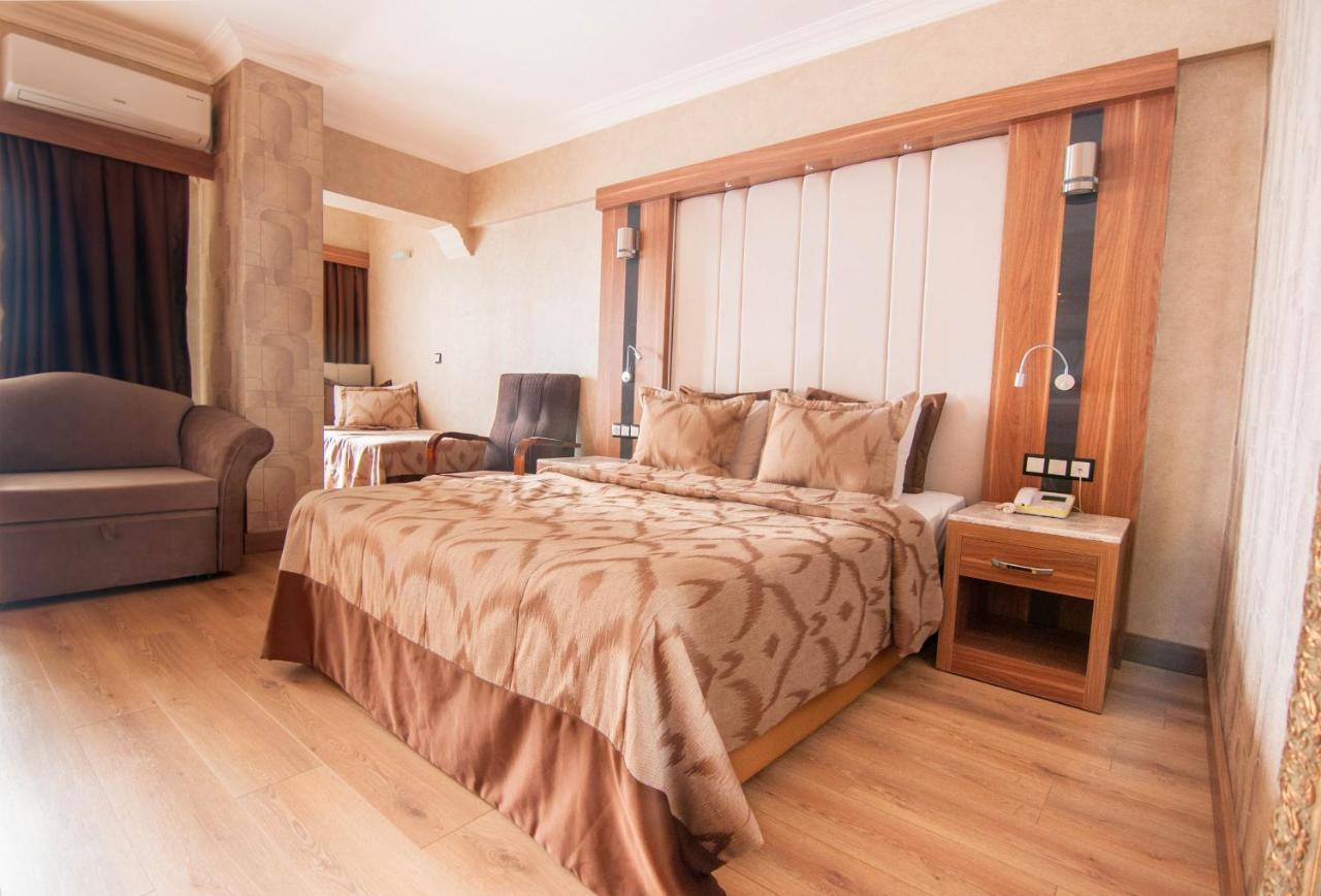 Standard Room with Garden View and Balcony,1487417335:JPEG