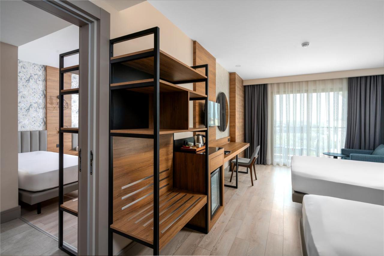 Family Room,1491386677:JPEG