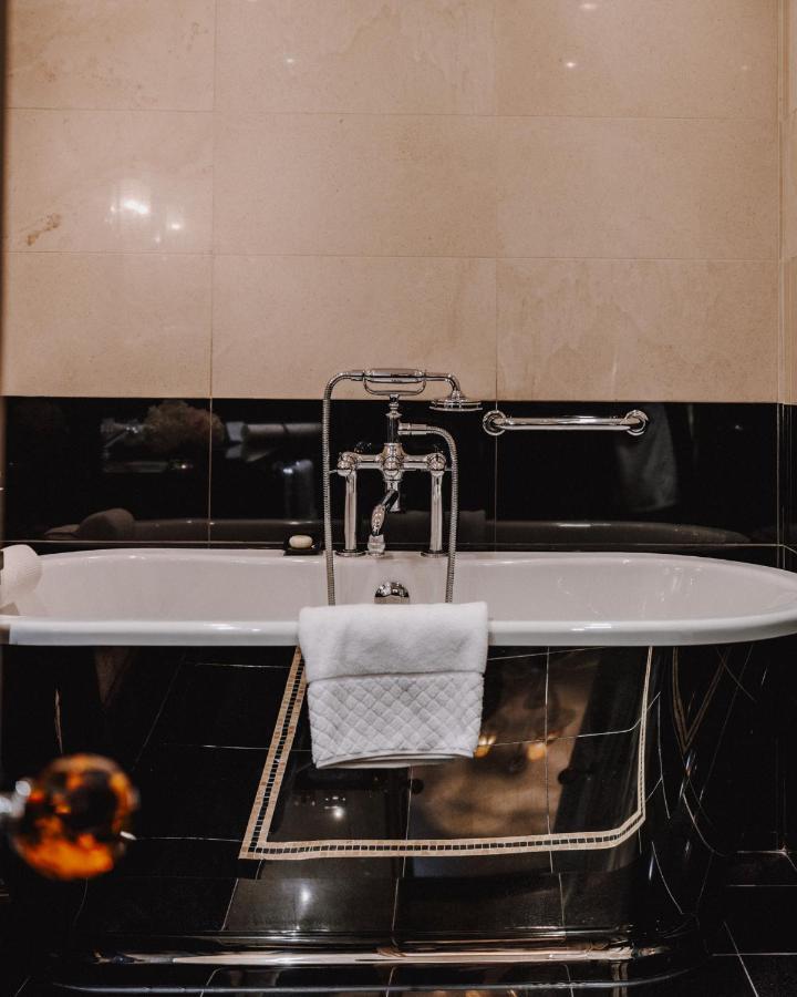 Deluxe Room,1498727431:JPEG