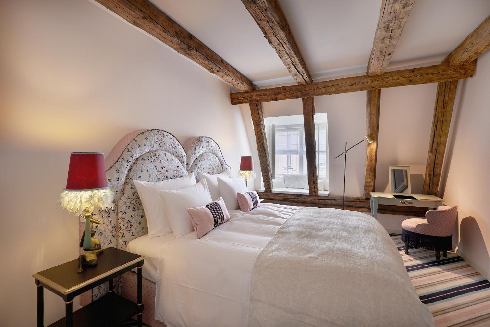 Royal,1505585968:JPEG