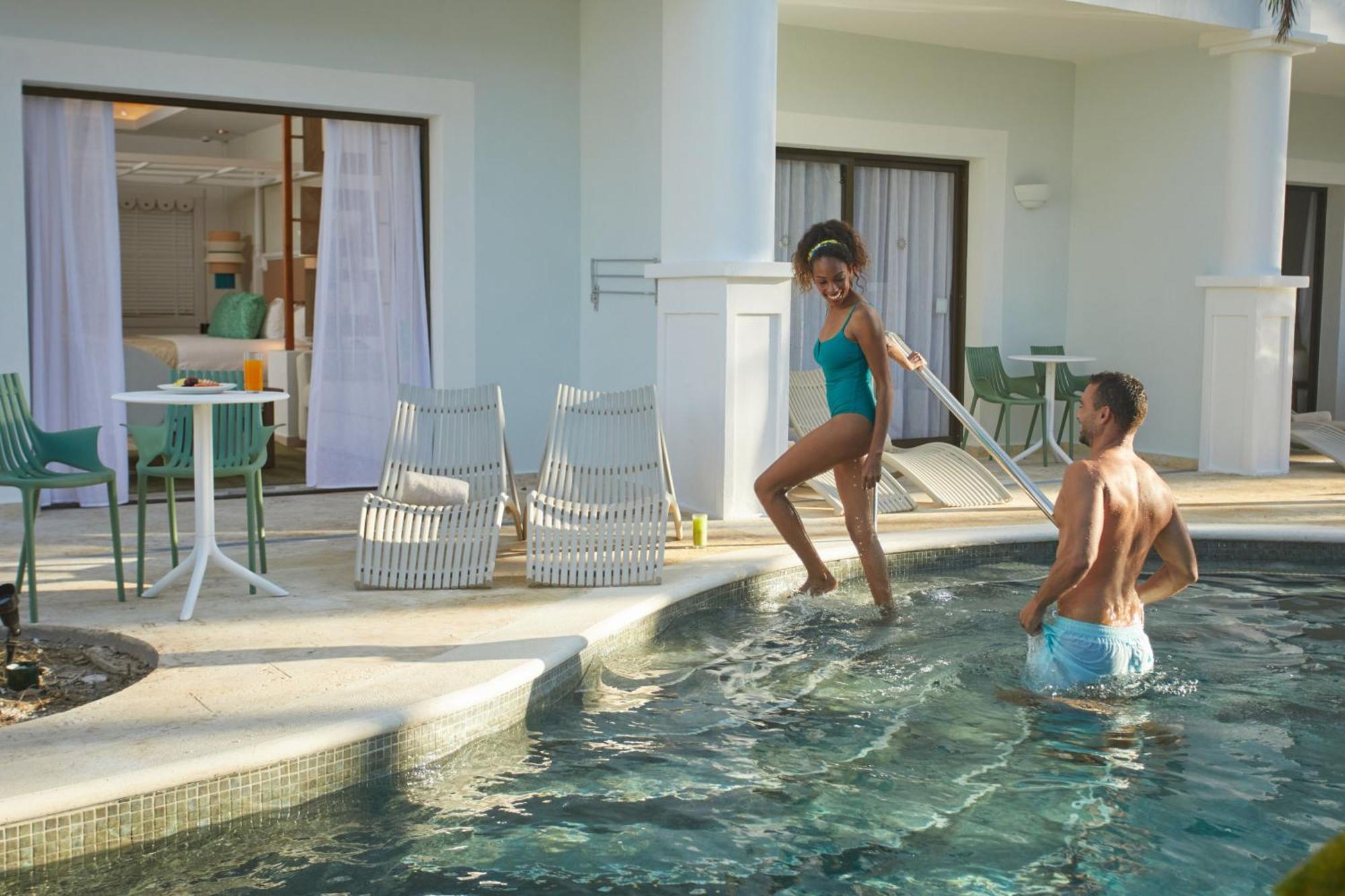 Junior Suite Deluxe Swim Up (1 Adult),1516152676:JPEG