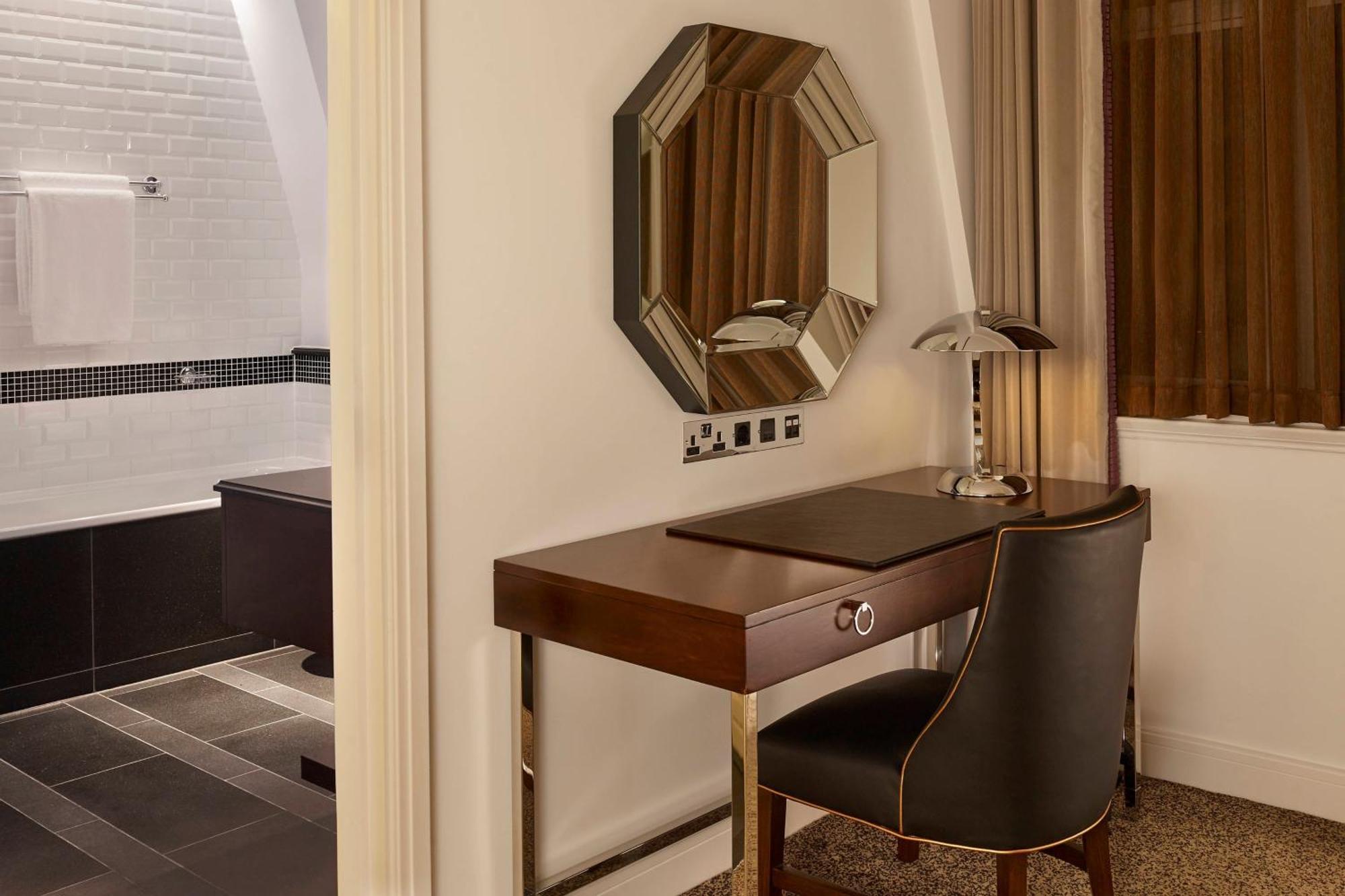 One-Bedroom King Suite with Park View - Club Lounge Access,1516357000:JPEG