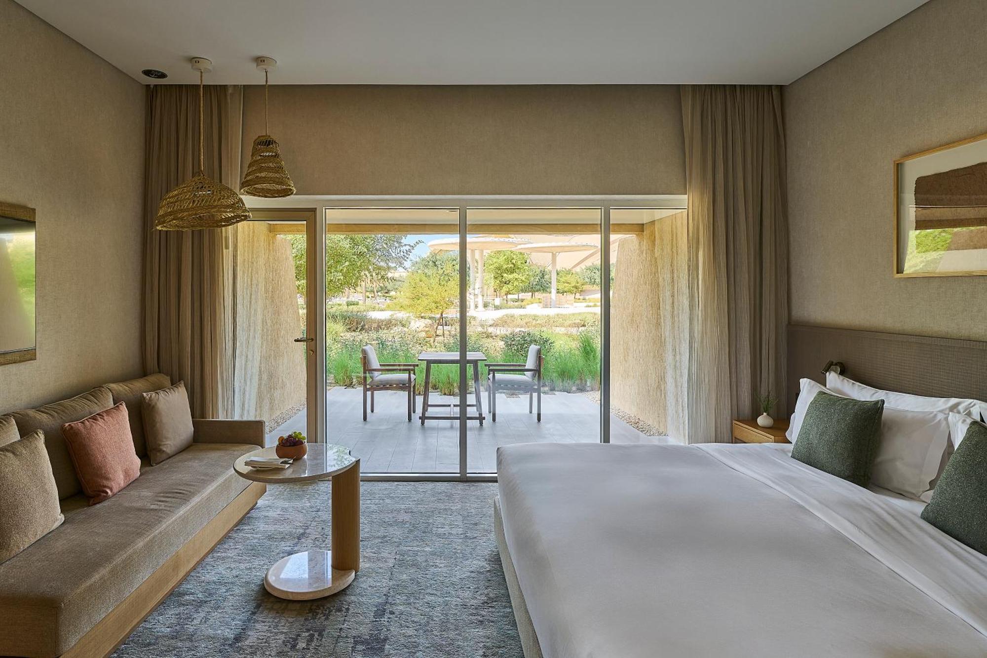 Zimmer mit Kingsize-Bett und Gartenblick.