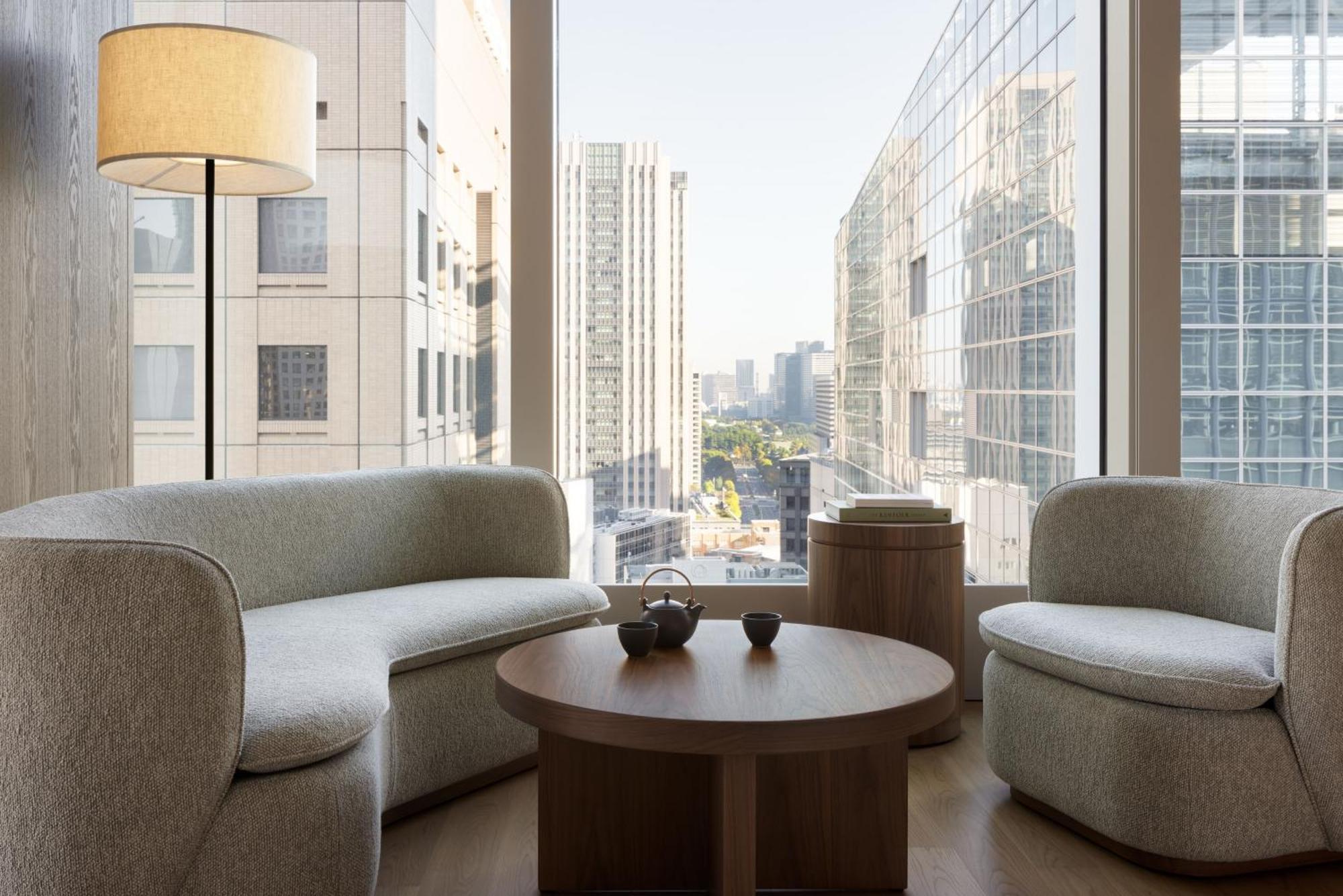 Deluxe-Ecksuite mit einem Kingsize-Bett und Stadtblick
