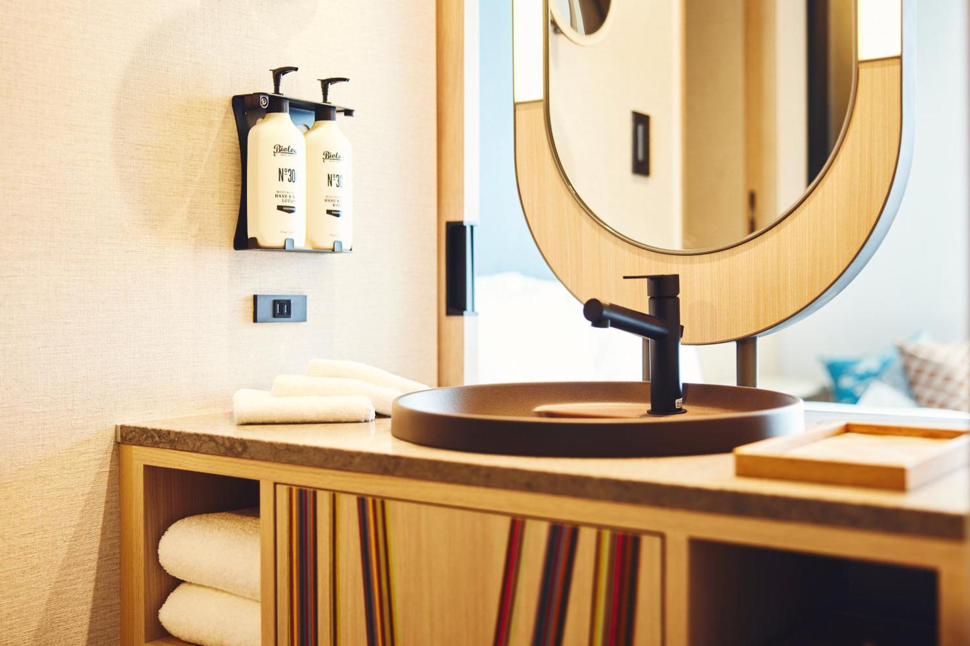 Premium Zimmer mit Kingsize-Bett, separatem Bad und Blick auf den Stadt - obere Etage