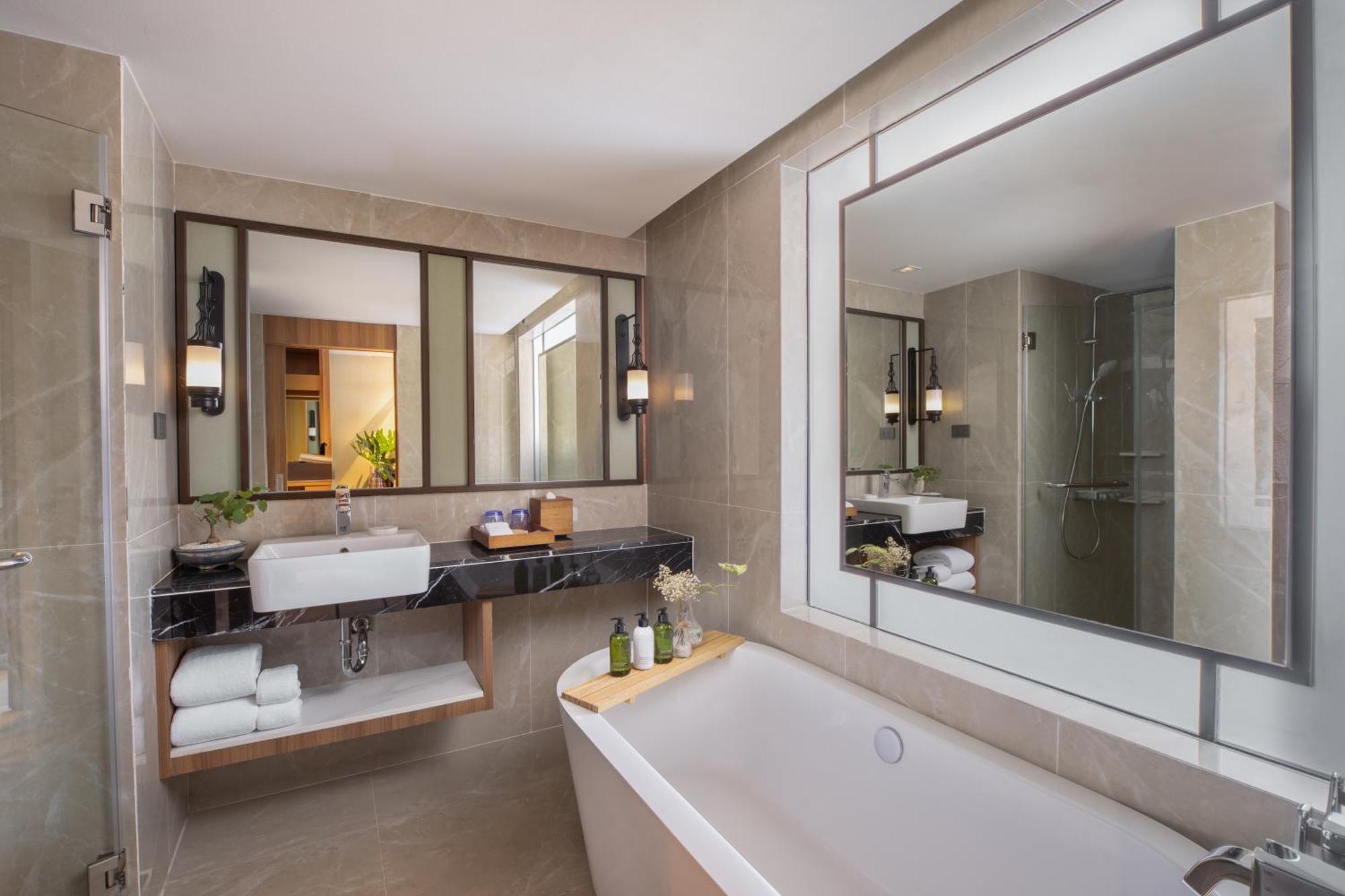Premier Zimmer mit Verbindungstür und Poolblick