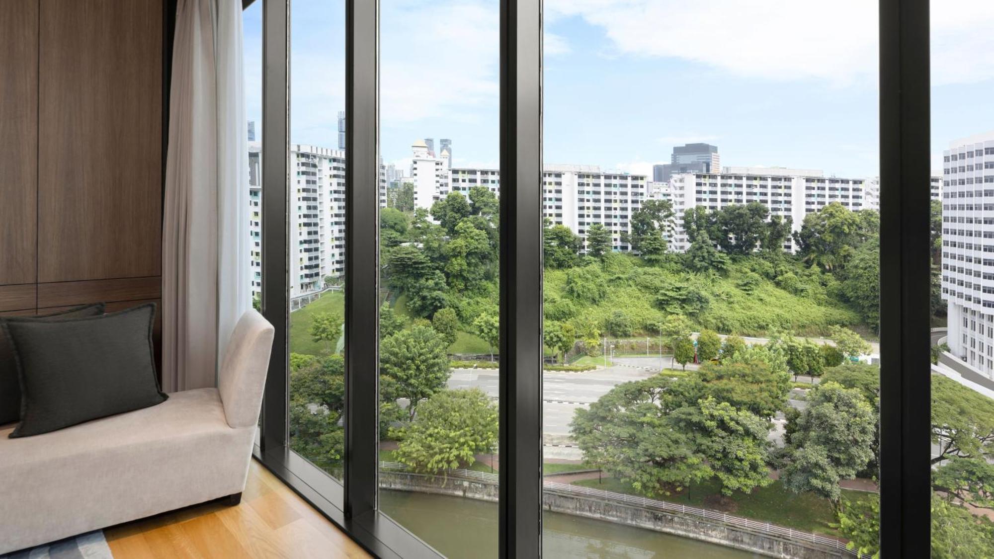 Penthouse-Suite mit Kingsize-Bett und Flussblick