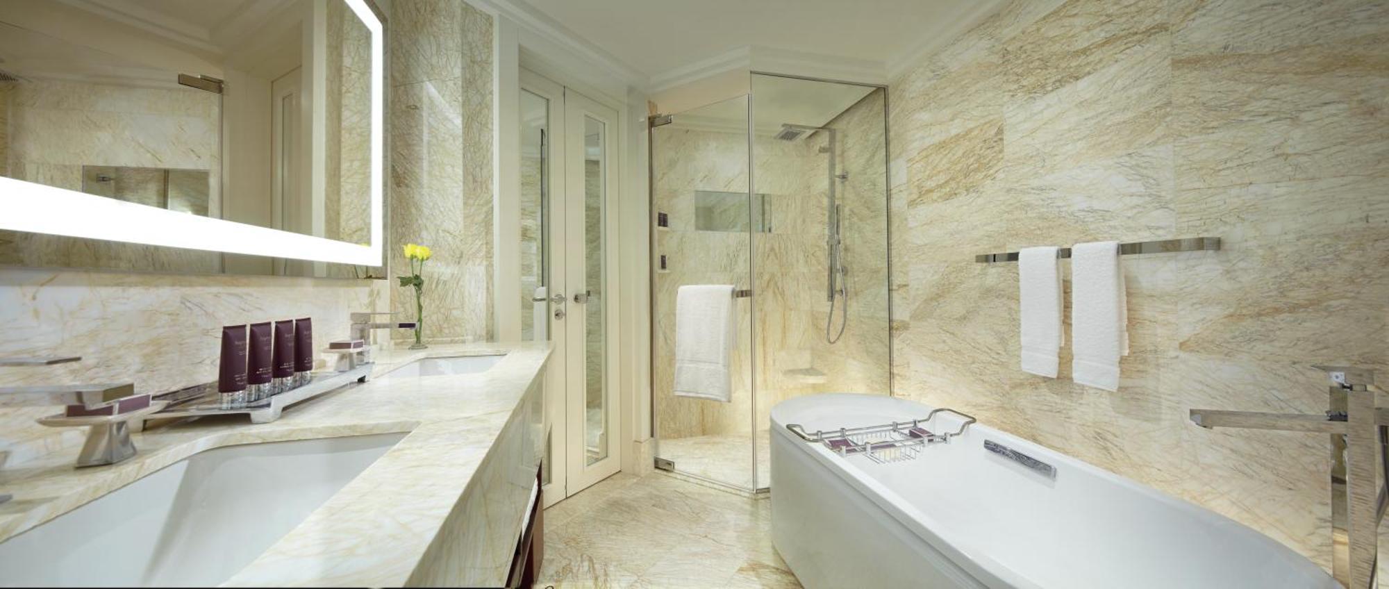 Club Deluxe Room Lounge Access