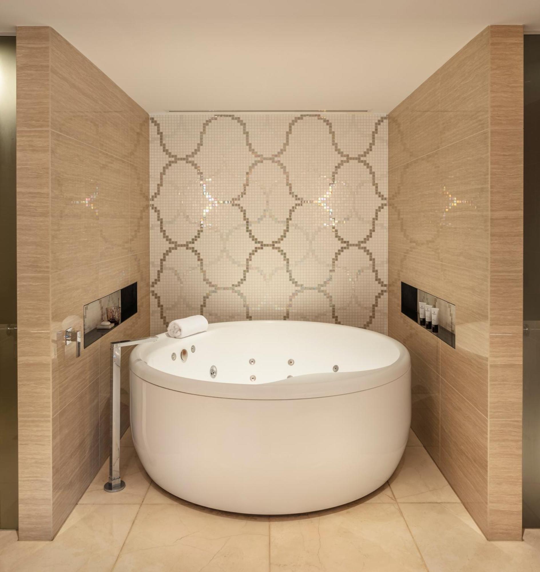 Jewel Suite with Spa Bath,1535797219:JPEG