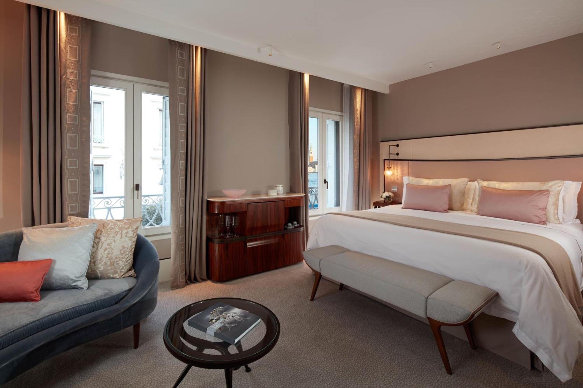 Zimmer mit Kingsize-Bett und teilweisem Blick auf den Kanal