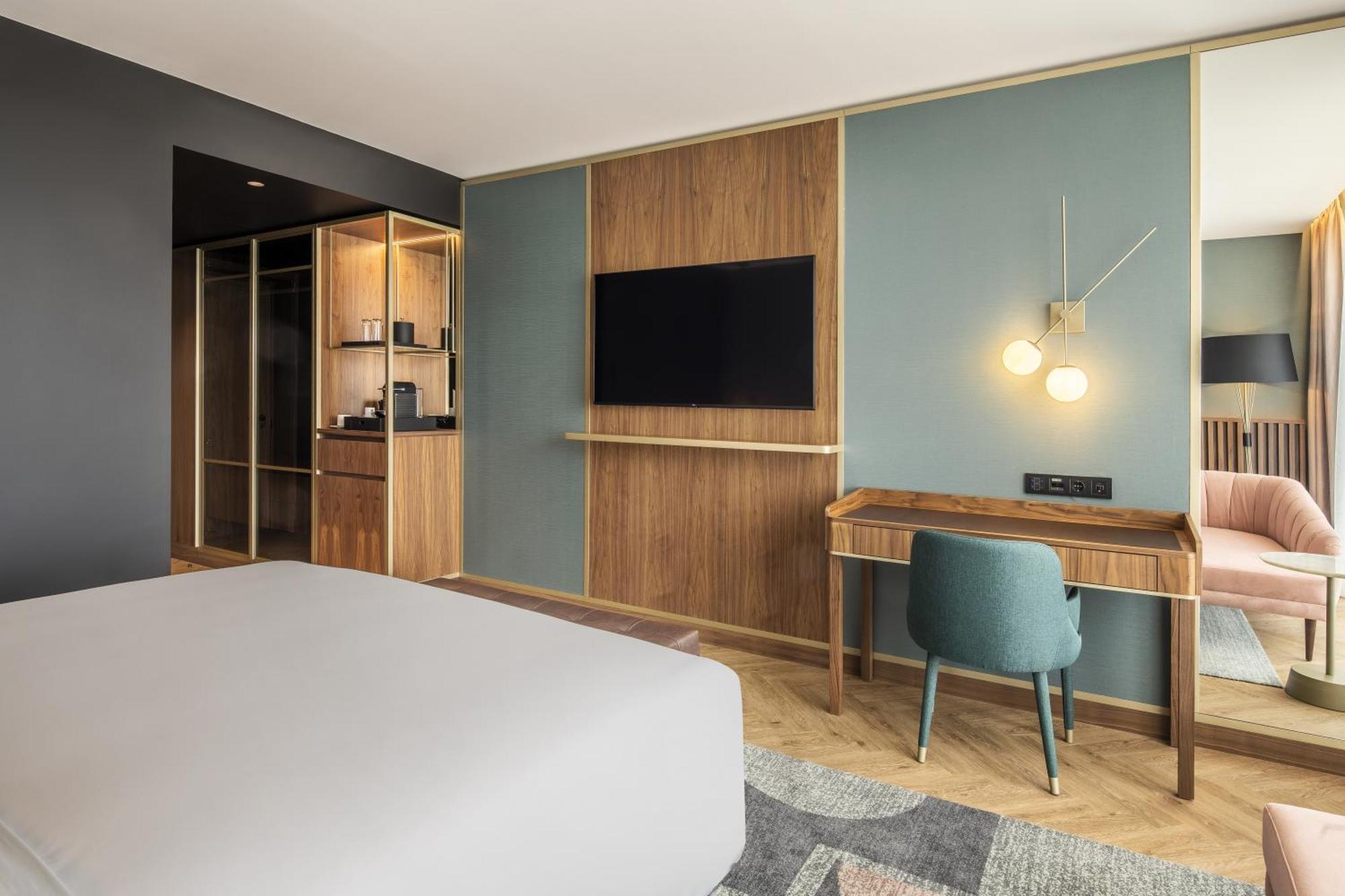 Executive King Room,1539072412:JPEG