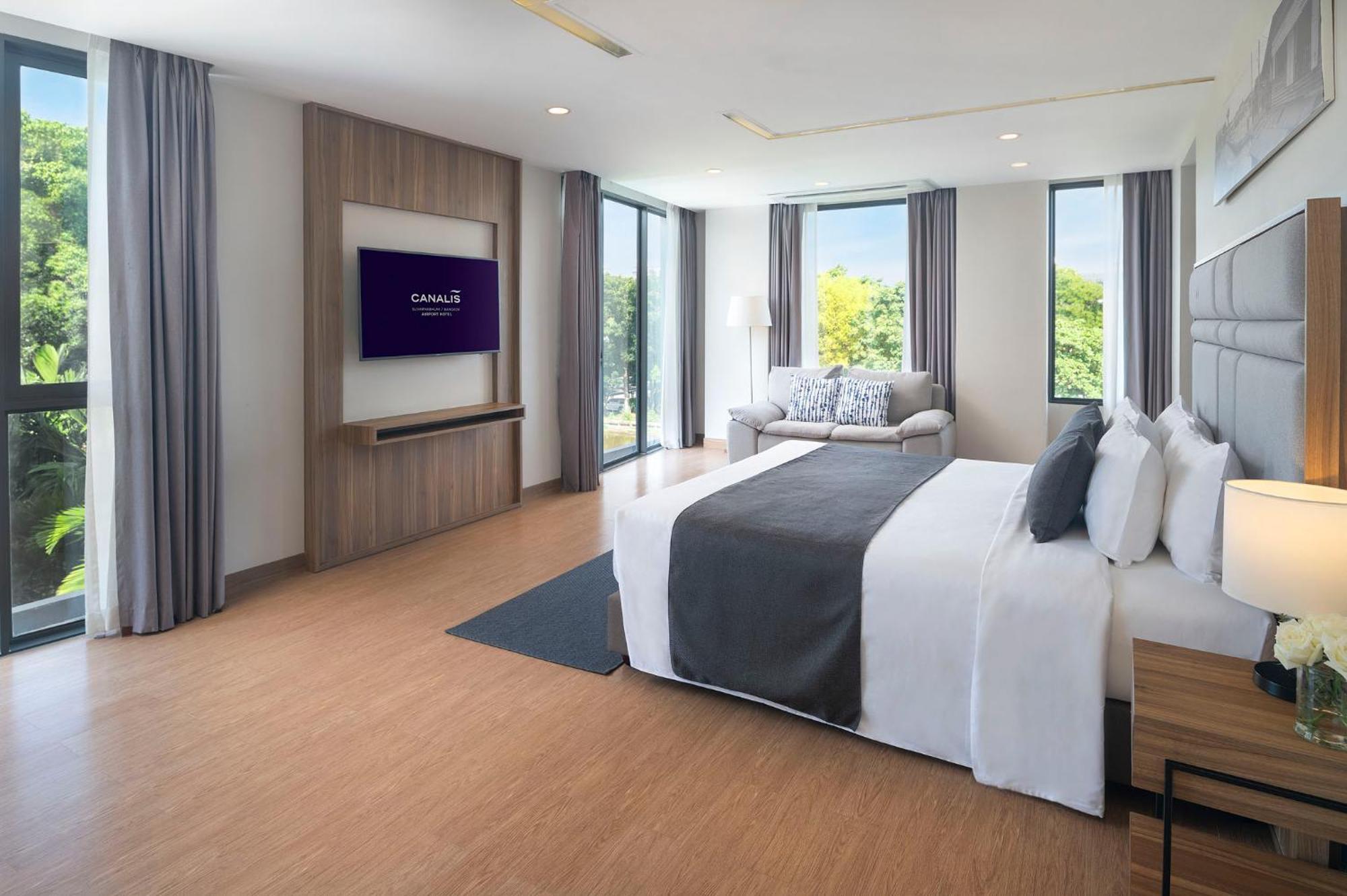 Suite Pool View