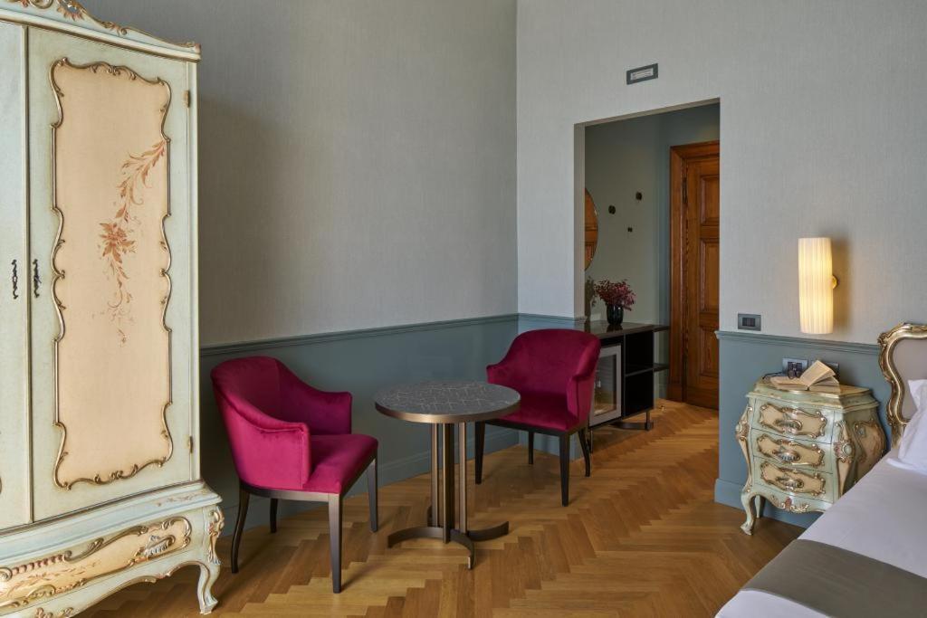 Zimmer mit Kingsize-Bett und Balkon