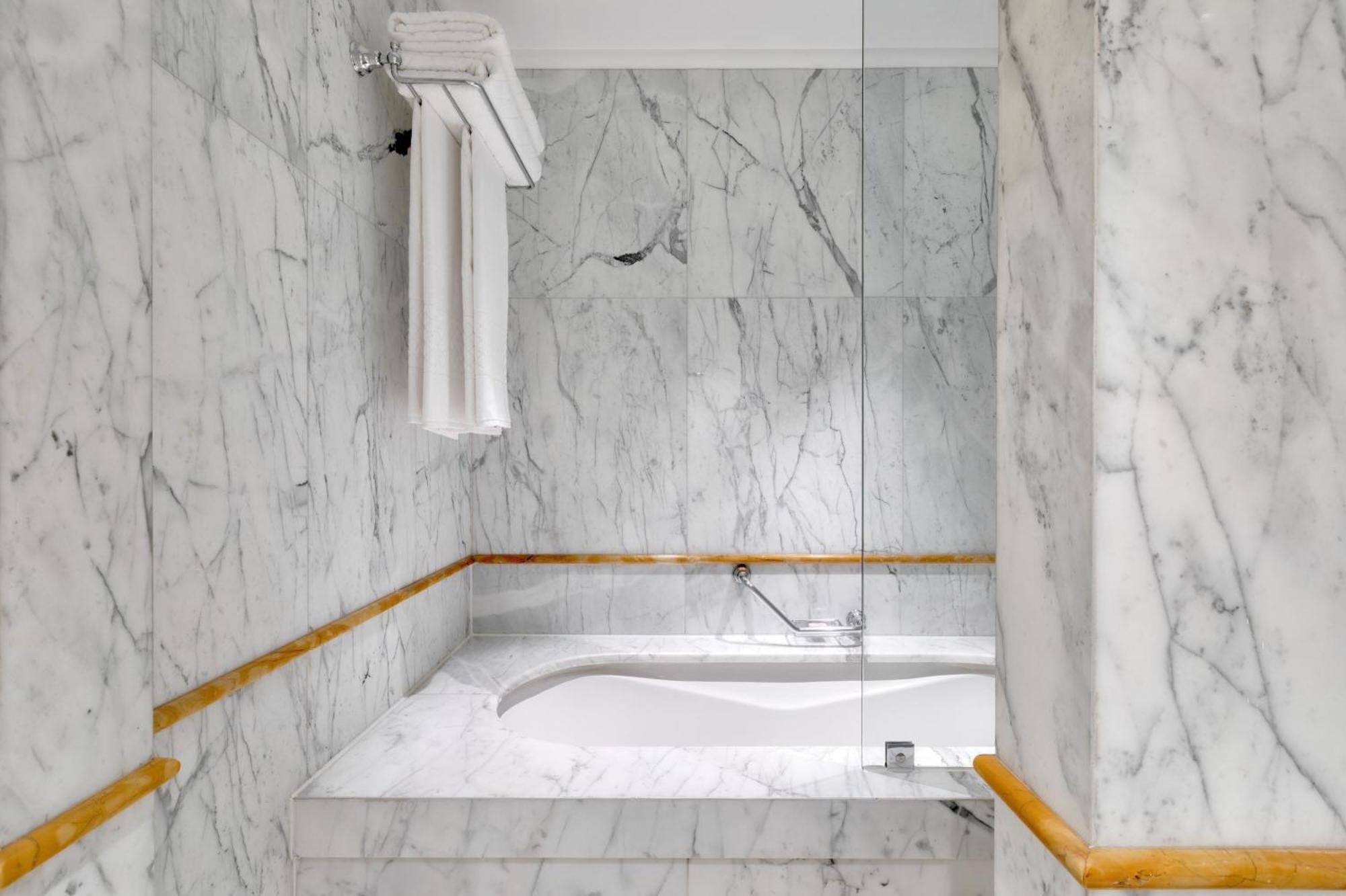 Deluxe Suite mit 1 Schlafzimmer mit 1 Kingsize-Bett und Blick auf den Innenhof