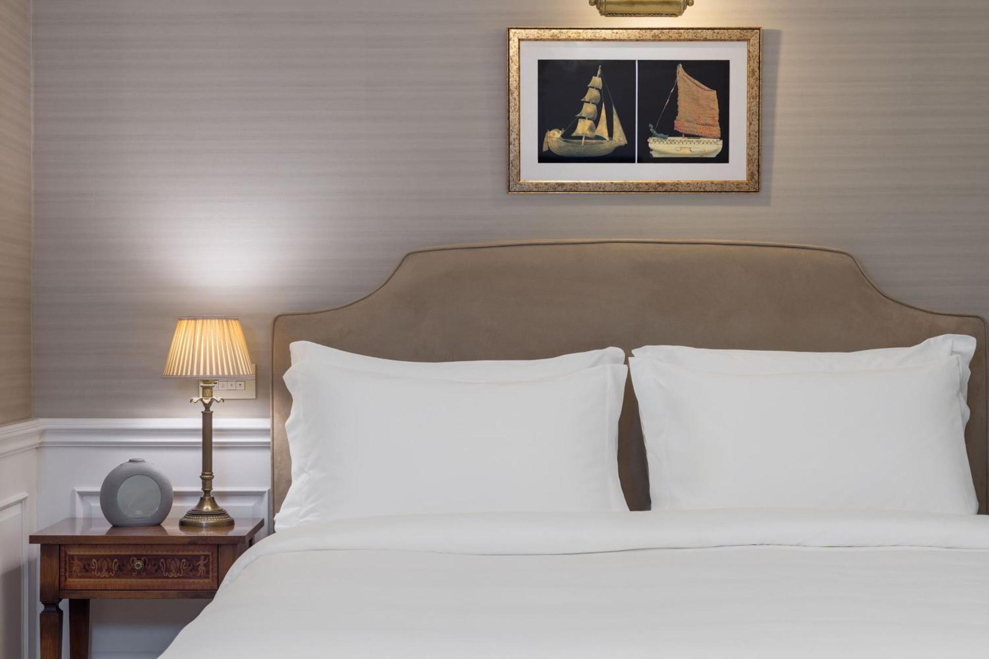 Junior Suite mit 1 Schlafzimmer mit 1 Kingsize-Bett und Blick auf den Innenhof