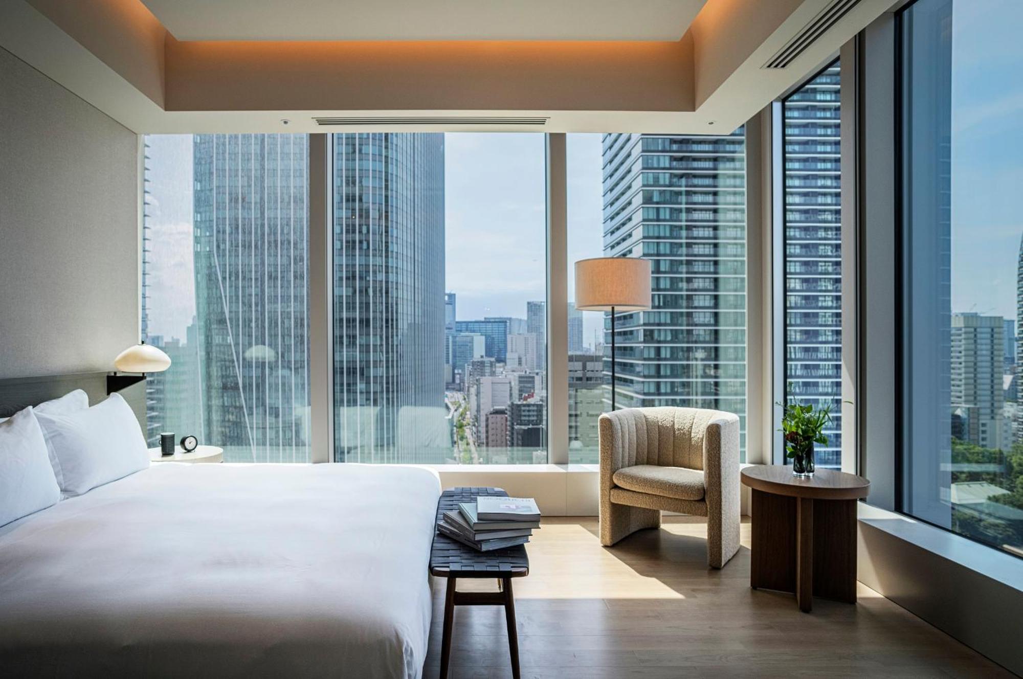 Ecksuite mit einem Kingsize-Bett und Panoramablick auf den Turm