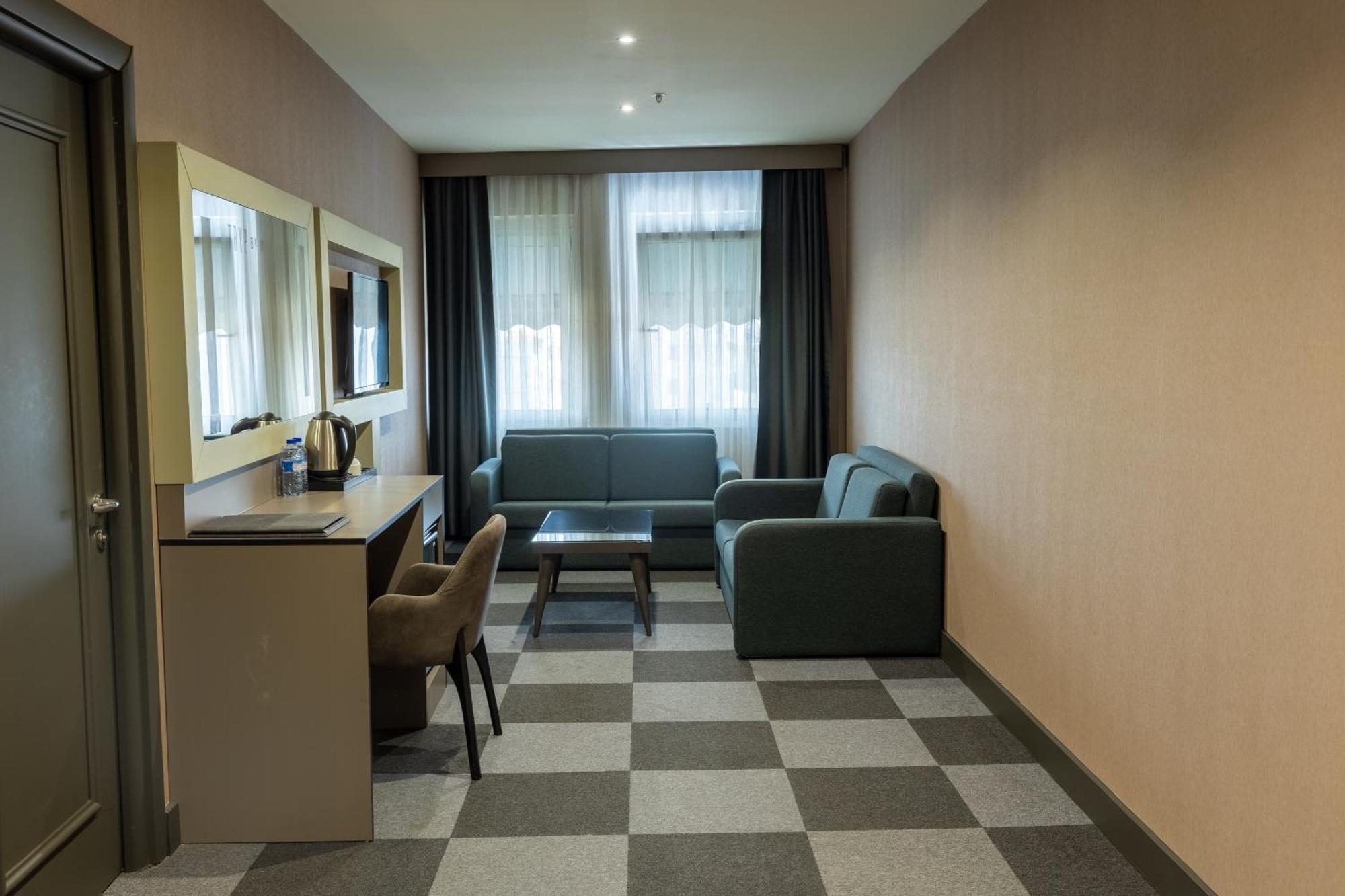 King Suite - Smoking,1548643699:JPEG